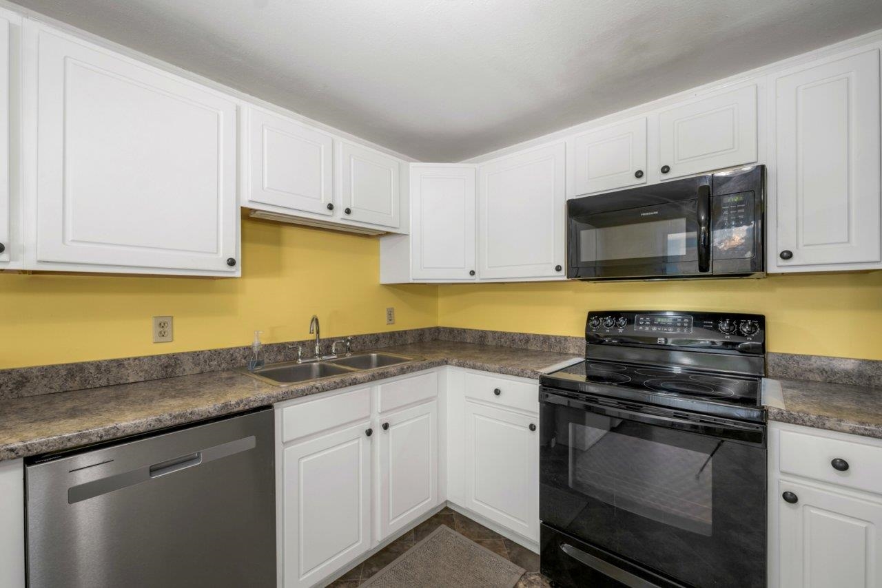 Rochester, New Hampshire 03867, United States, 4 Bedrooms Bedrooms, ,1 BathroomBathrooms,Residential,Pending,197849