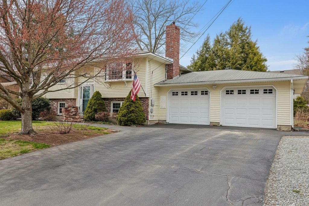 Photo of 8 Royal Oak Drive, Nashua, NH 03064 (MLS # 5083739)