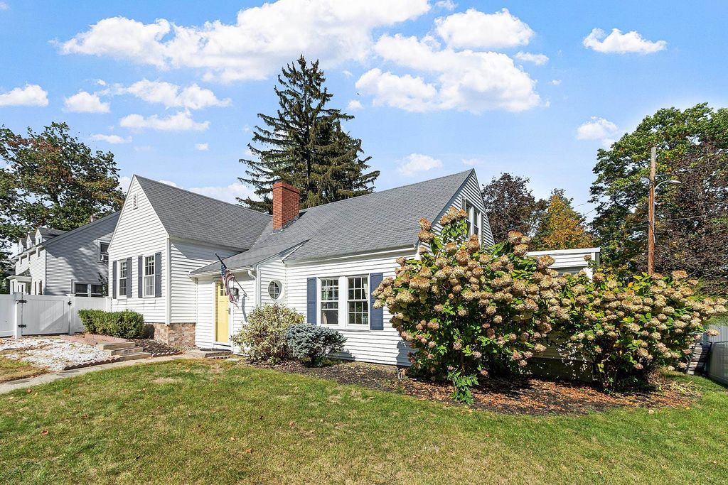 Photo of 2 Hillcrest Avenue, Nashua, NH 03064 (MLS # 5065080)