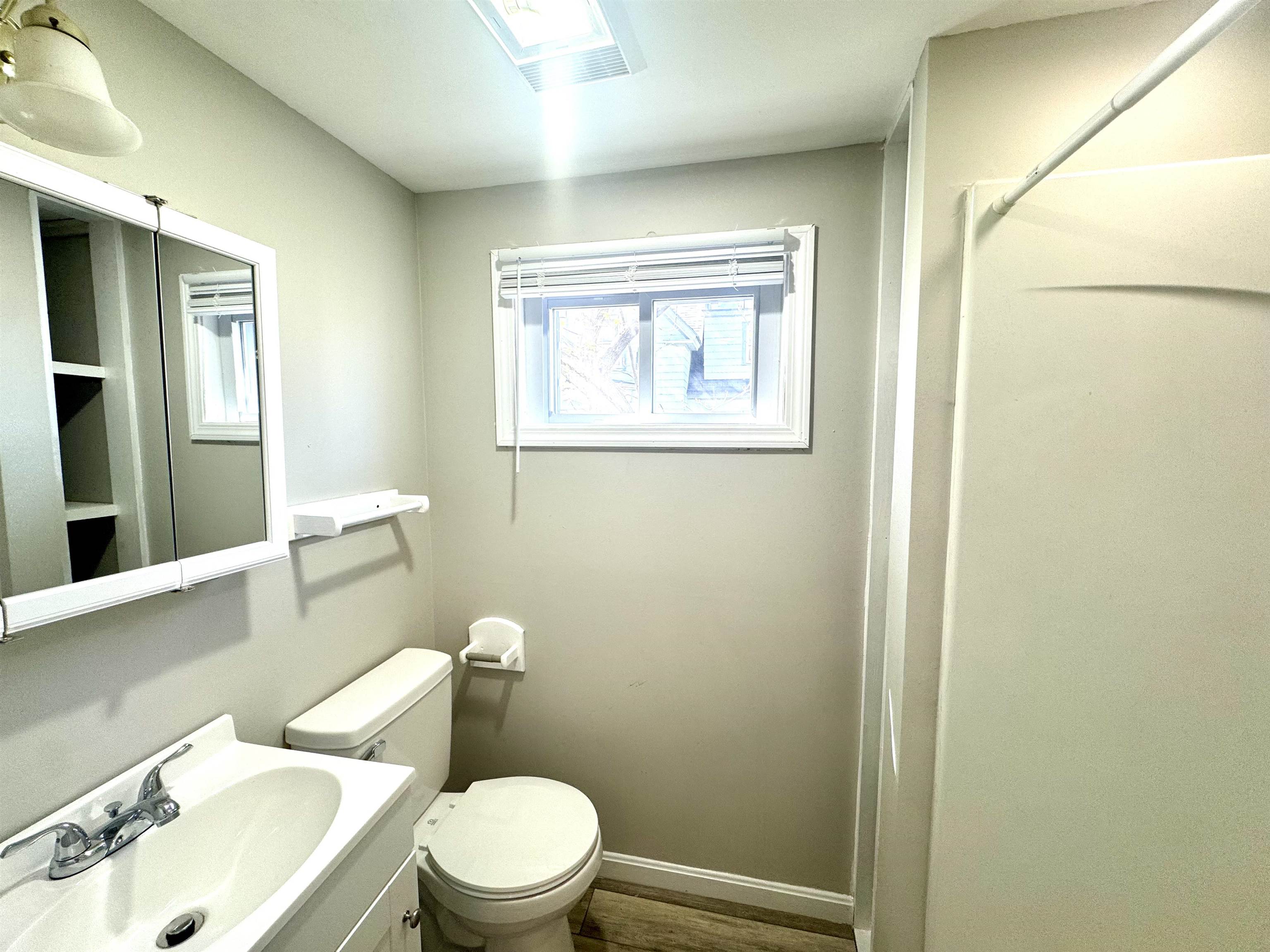 Laconia, New Hampshire 03246, United States, 3 Bedrooms Bedrooms, ,1 BathroomBathrooms,Residential,Pending,122465