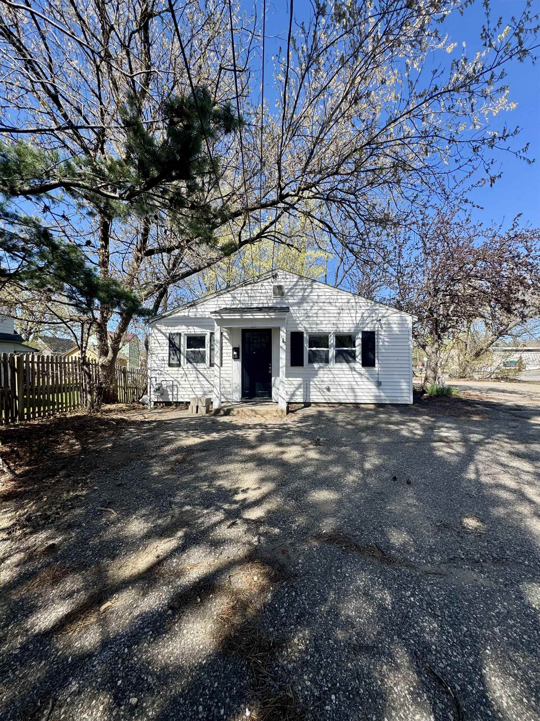 Laconia, New Hampshire 03246, United States, 3 Bedrooms Bedrooms, ,1 BathroomBathrooms,Residential,Pending,122465