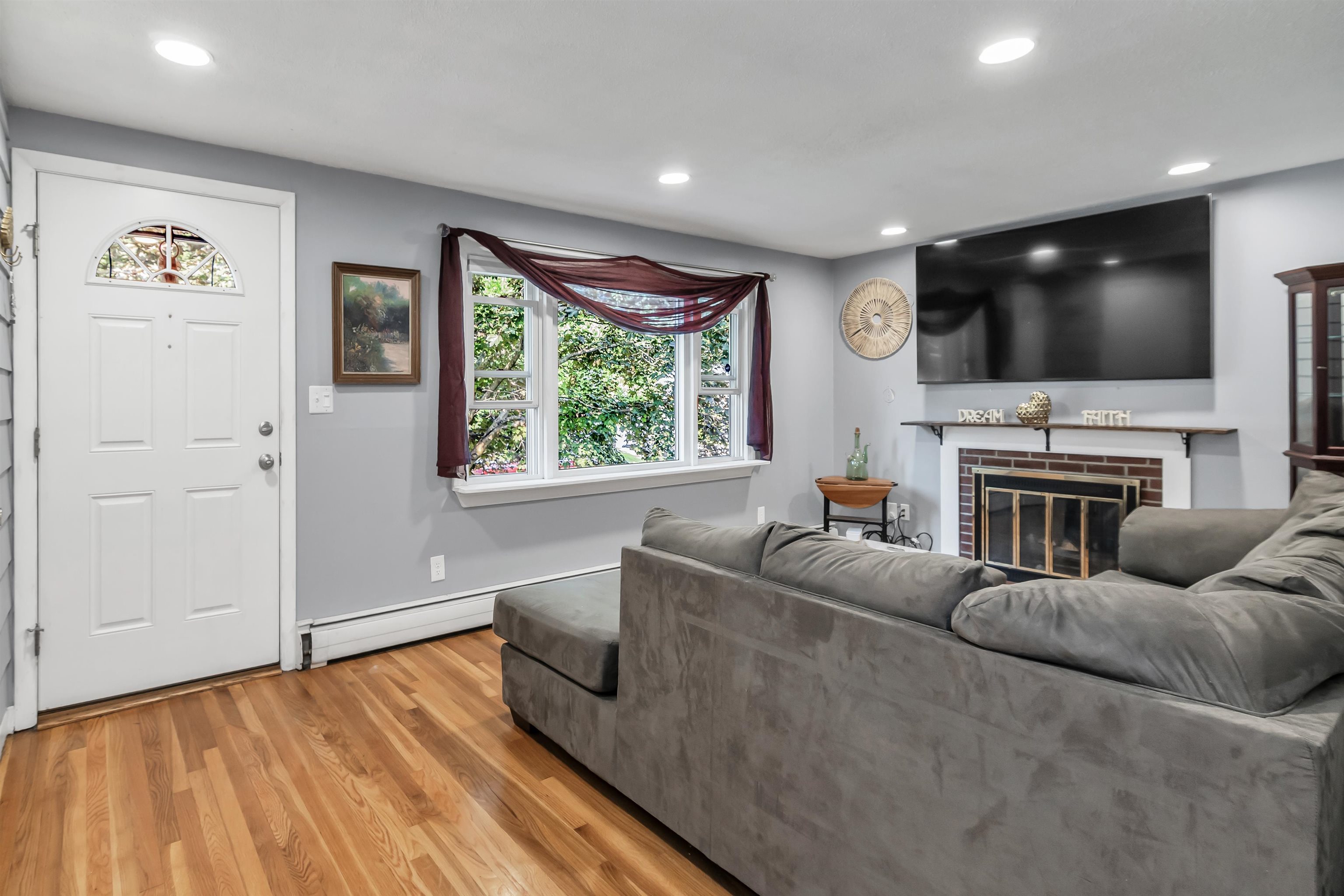 Salem, New Hampshire 03079, United States, 3 Bedrooms Bedrooms, ,1 BathroomBathrooms,Residential,Pending,152255