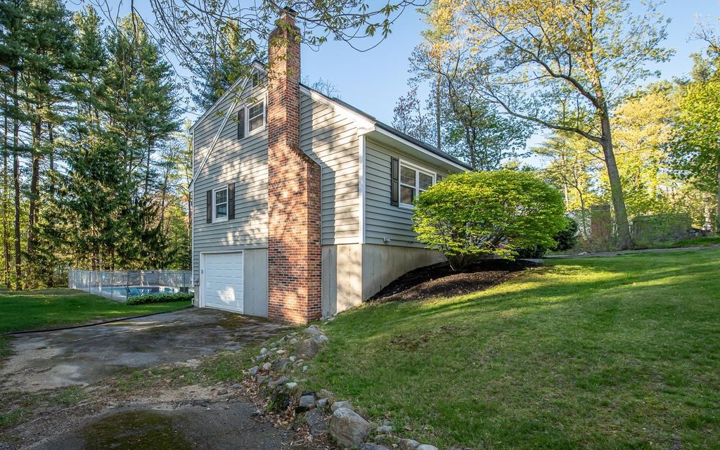 Photo of 20 Alvirne Drive, Hudson, NH 03051 (MLS # 5088630)
