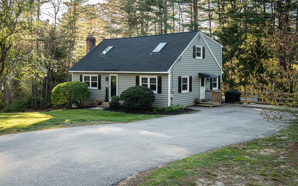 Photo of 20 Alvirne Drive, Hudson, NH 03051 (MLS # 5088630)