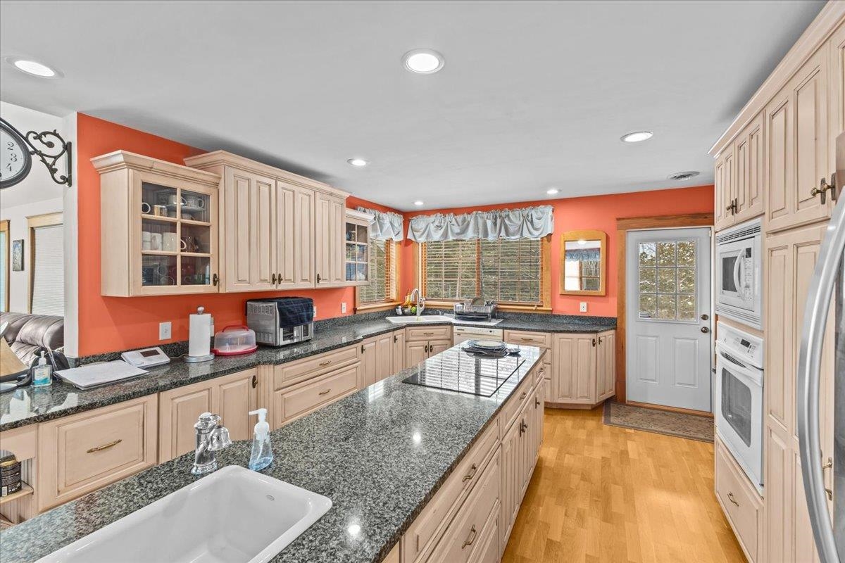 Shoreham, Vermont 05770, United States, 4 Bedrooms Bedrooms, ,3 BathroomsBathrooms,Residential,Pending,21581