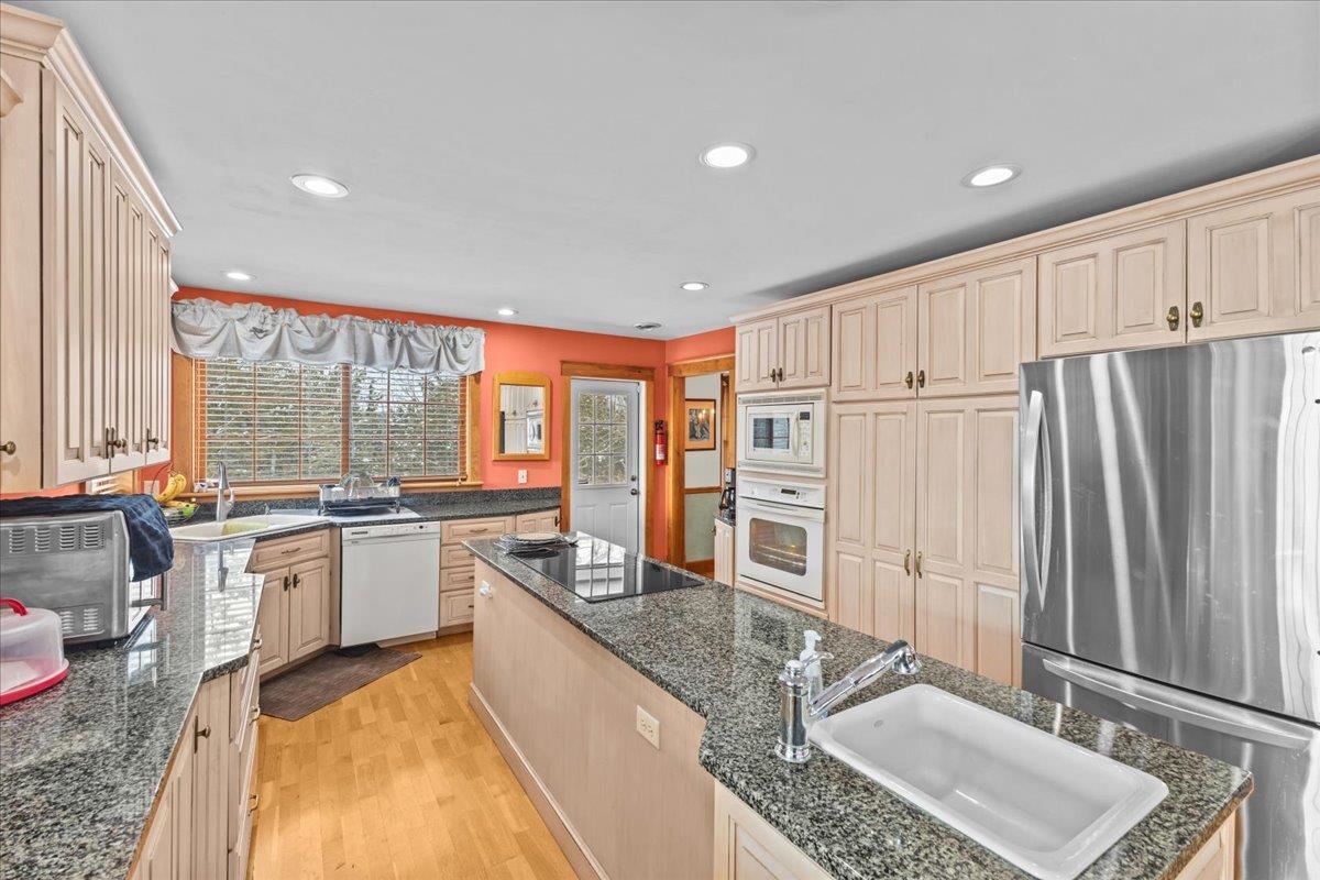 Shoreham, Vermont 05770, United States, 4 Bedrooms Bedrooms, ,3 BathroomsBathrooms,Residential,Pending,21581