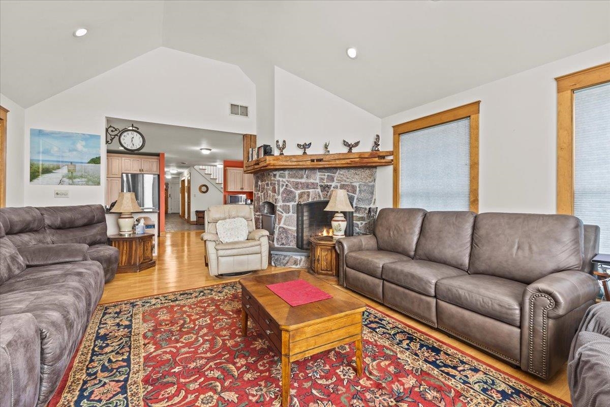 Shoreham, Vermont 05770, United States, 4 Bedrooms Bedrooms, ,3 BathroomsBathrooms,Residential,Pending,21581