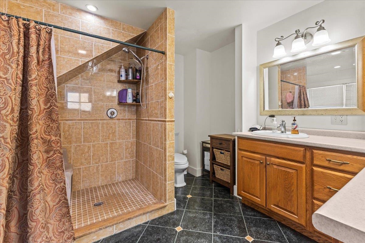 Shoreham, Vermont 05770, United States, 4 Bedrooms Bedrooms, ,3 BathroomsBathrooms,Residential,Pending,21581