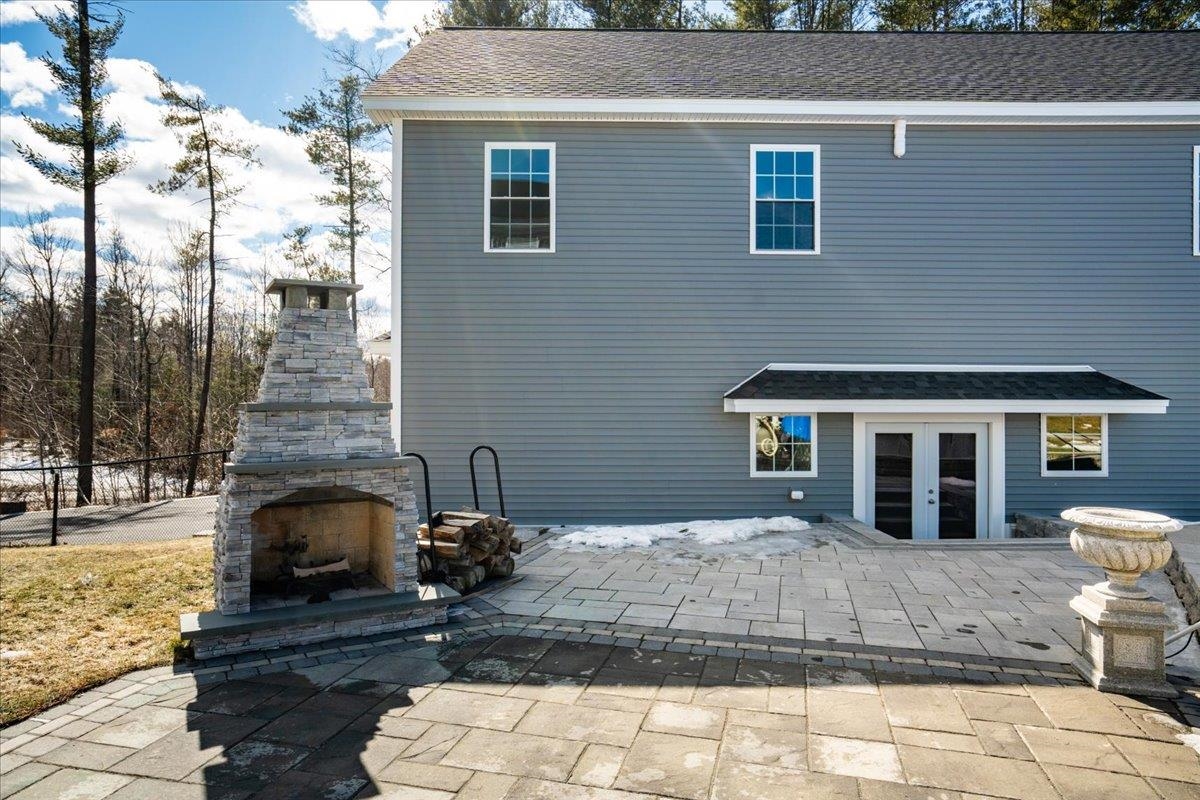 Londonderry, New Hampshire 03053, United States, 4 Bedrooms Bedrooms, ,3 BathroomsBathrooms,Residential,Active,91927