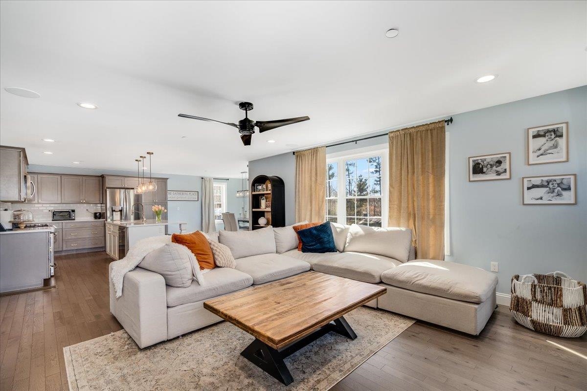 Londonderry, New Hampshire 03053, United States, 4 Bedrooms Bedrooms, ,3 BathroomsBathrooms,Residential,Active,91927