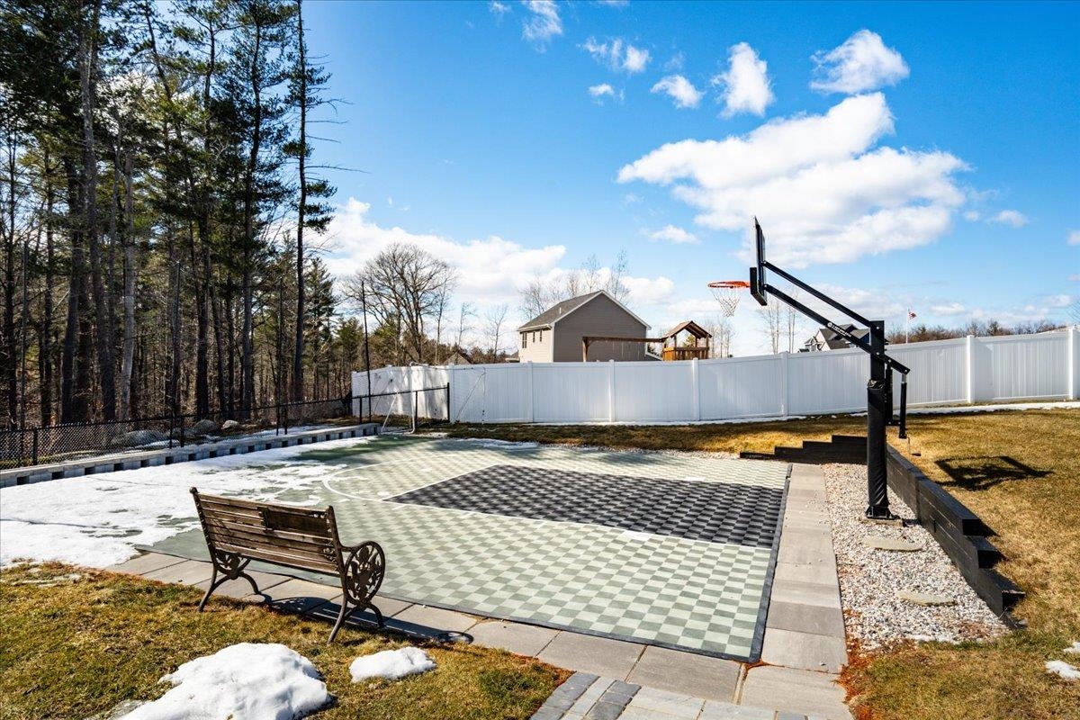 Londonderry, New Hampshire 03053, United States, 4 Bedrooms Bedrooms, ,3 BathroomsBathrooms,Residential,Active,91927