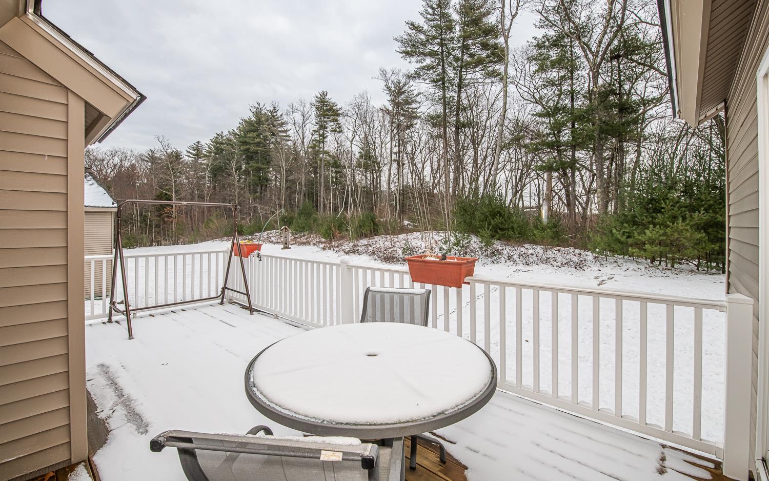 Newton, New Hampshire 03858, United States, 2 Bedrooms Bedrooms, ,3 BathroomsBathrooms,Residential,Pending,18160