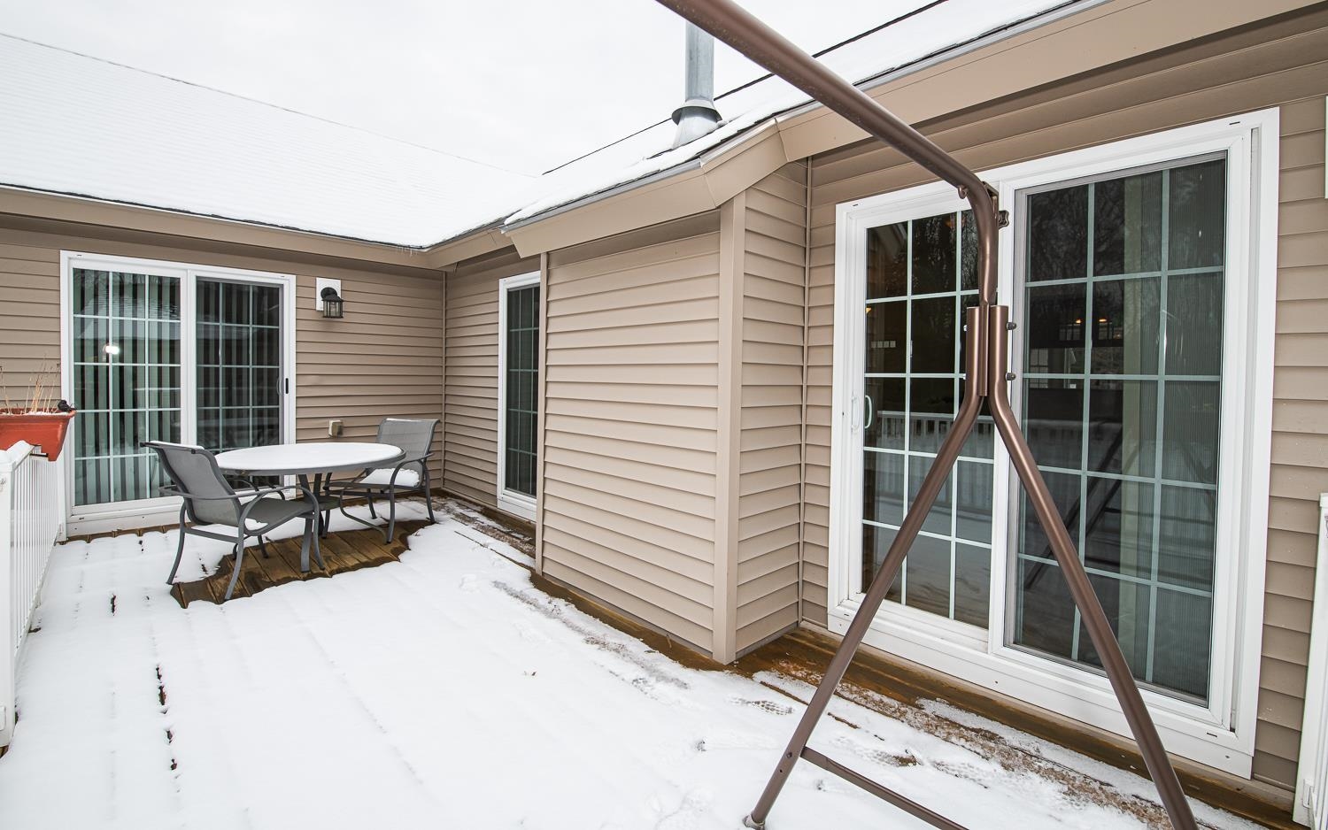 Newton, New Hampshire 03858, United States, 2 Bedrooms Bedrooms, ,3 BathroomsBathrooms,Residential,Pending,18160