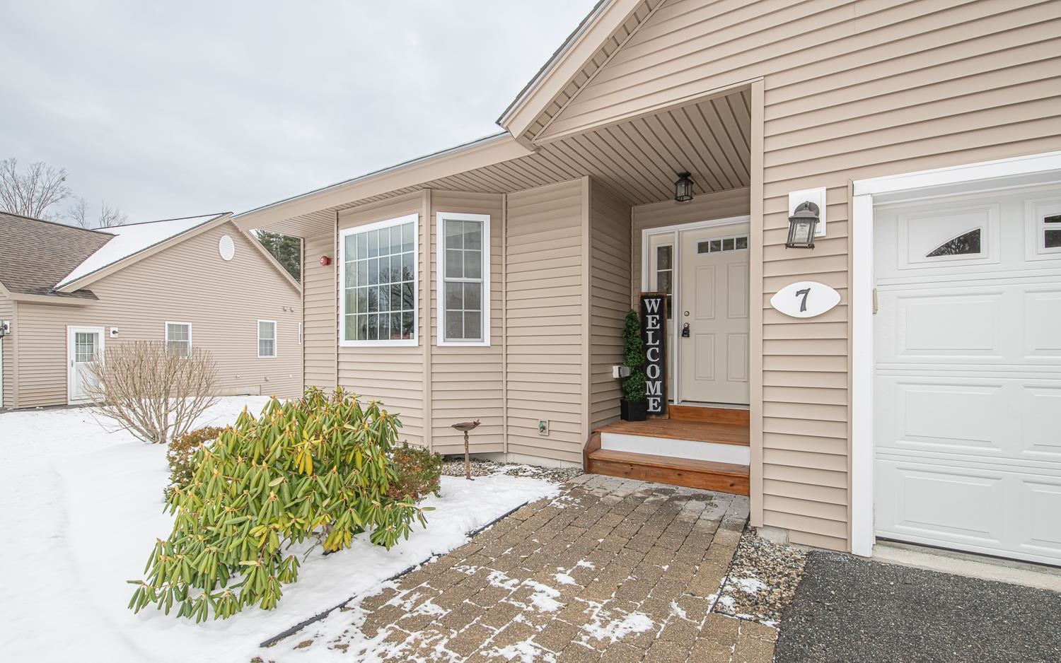 Newton, New Hampshire 03858, United States, 2 Bedrooms Bedrooms, ,3 BathroomsBathrooms,Residential,Pending,18160