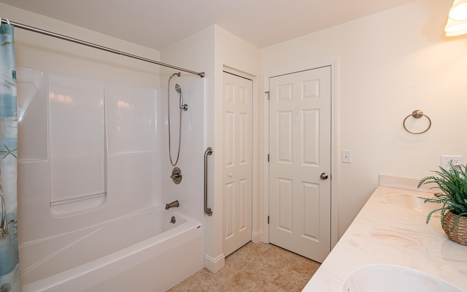 Newton, New Hampshire 03858, United States, 2 Bedrooms Bedrooms, ,3 BathroomsBathrooms,Residential,Pending,18160