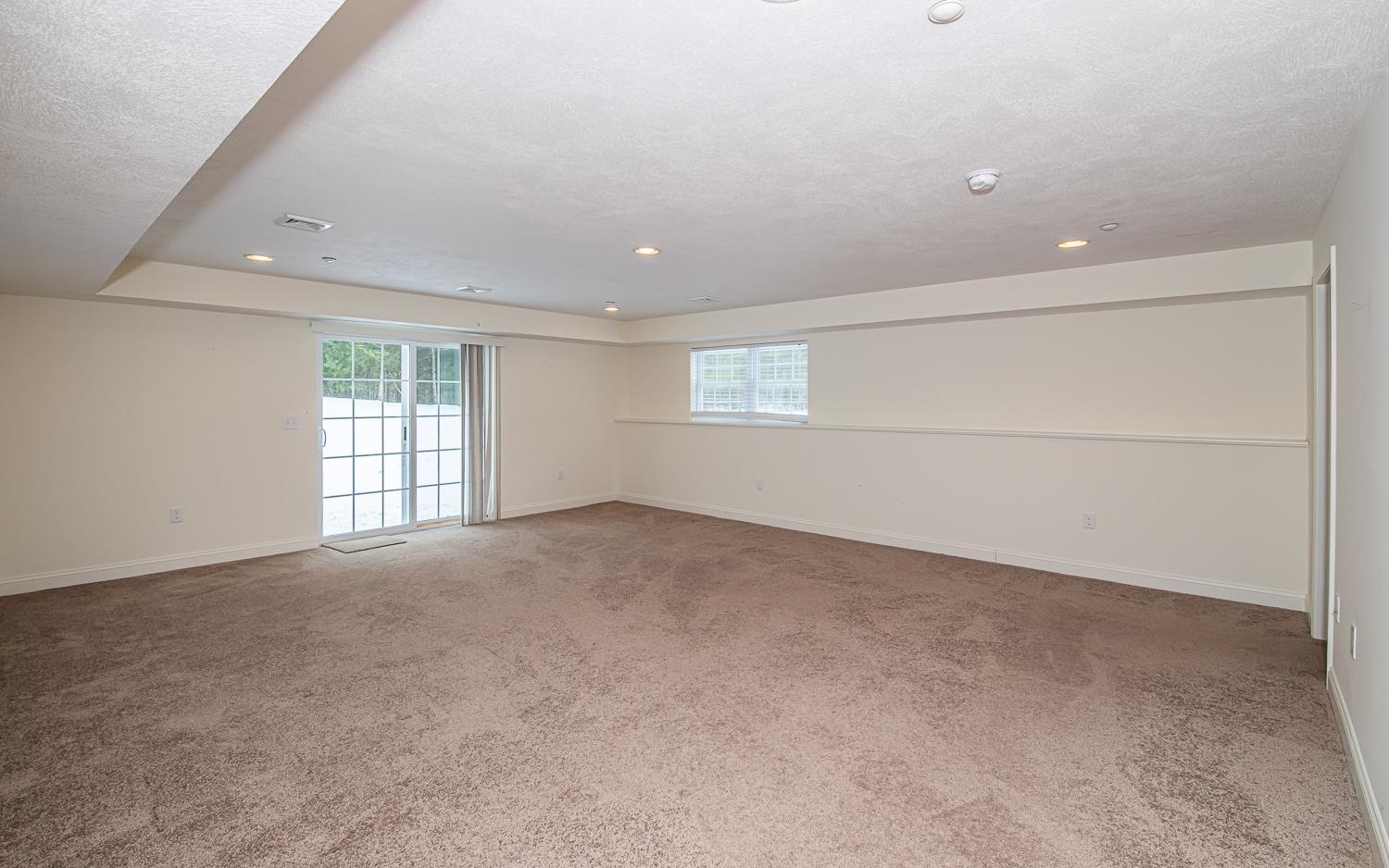 Newton, New Hampshire 03858, United States, 2 Bedrooms Bedrooms, ,3 BathroomsBathrooms,Residential,Pending,18160