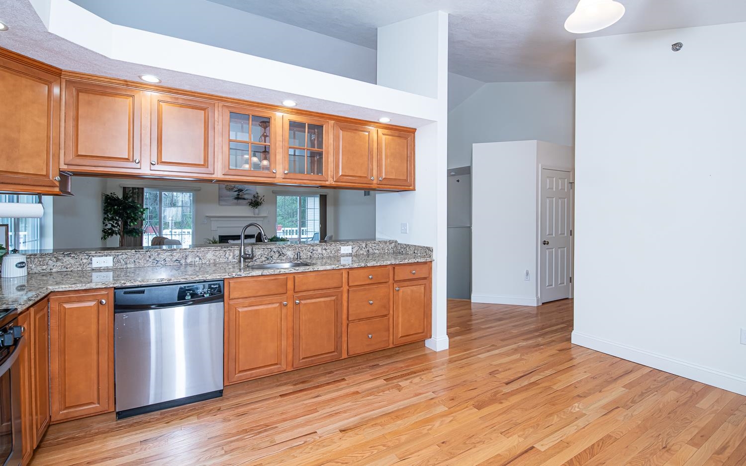 Newton, New Hampshire 03858, United States, 2 Bedrooms Bedrooms, ,3 BathroomsBathrooms,Residential,Pending,18160