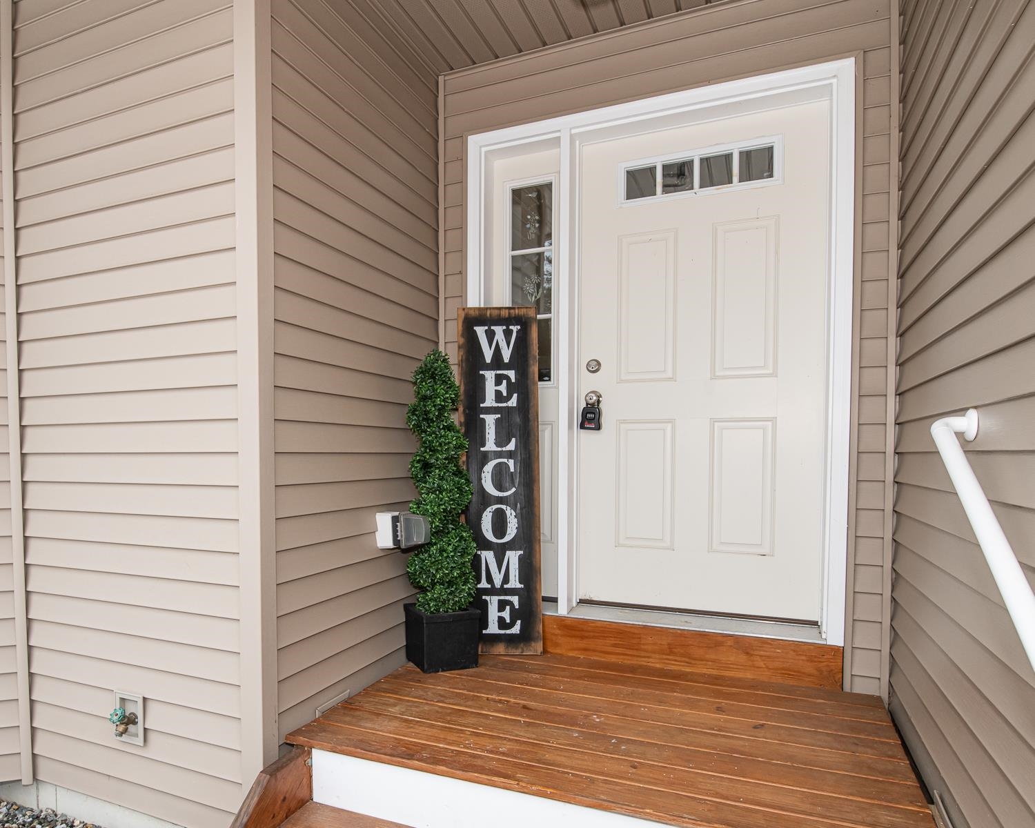 Newton, New Hampshire 03858, United States, 2 Bedrooms Bedrooms, ,3 BathroomsBathrooms,Residential,Pending,18160