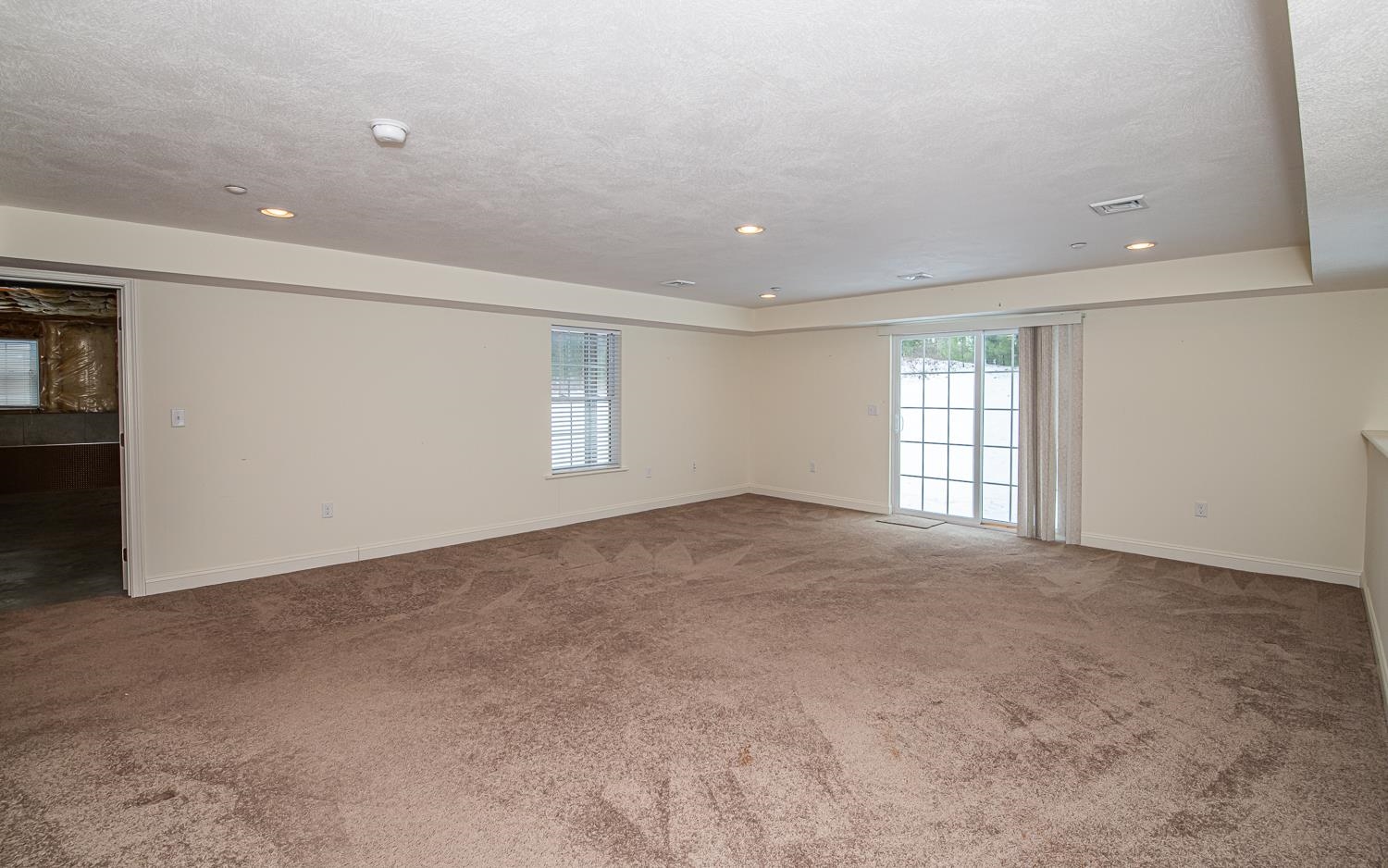 Newton, New Hampshire 03858, United States, 2 Bedrooms Bedrooms, ,3 BathroomsBathrooms,Residential,Pending,18160