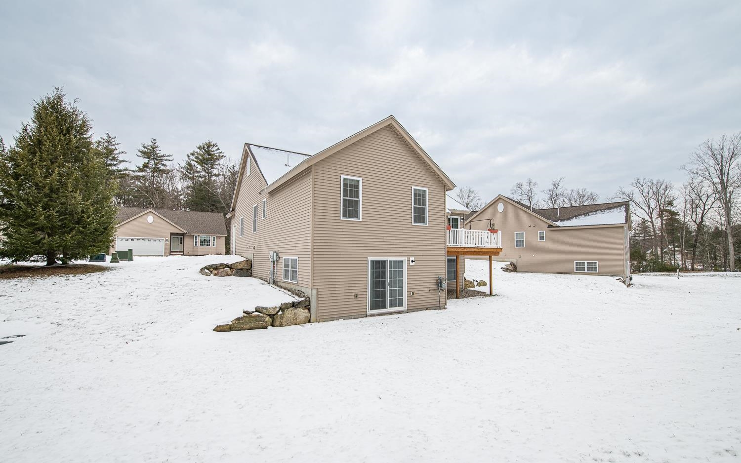 Newton, New Hampshire 03858, United States, 2 Bedrooms Bedrooms, ,3 BathroomsBathrooms,Residential,Pending,18160