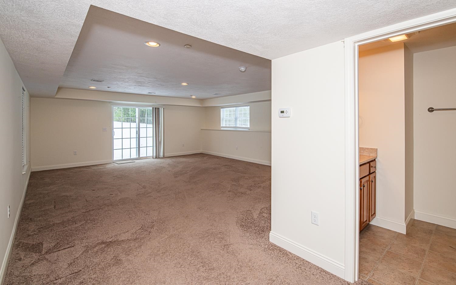 Newton, New Hampshire 03858, United States, 2 Bedrooms Bedrooms, ,3 BathroomsBathrooms,Residential,Pending,18160