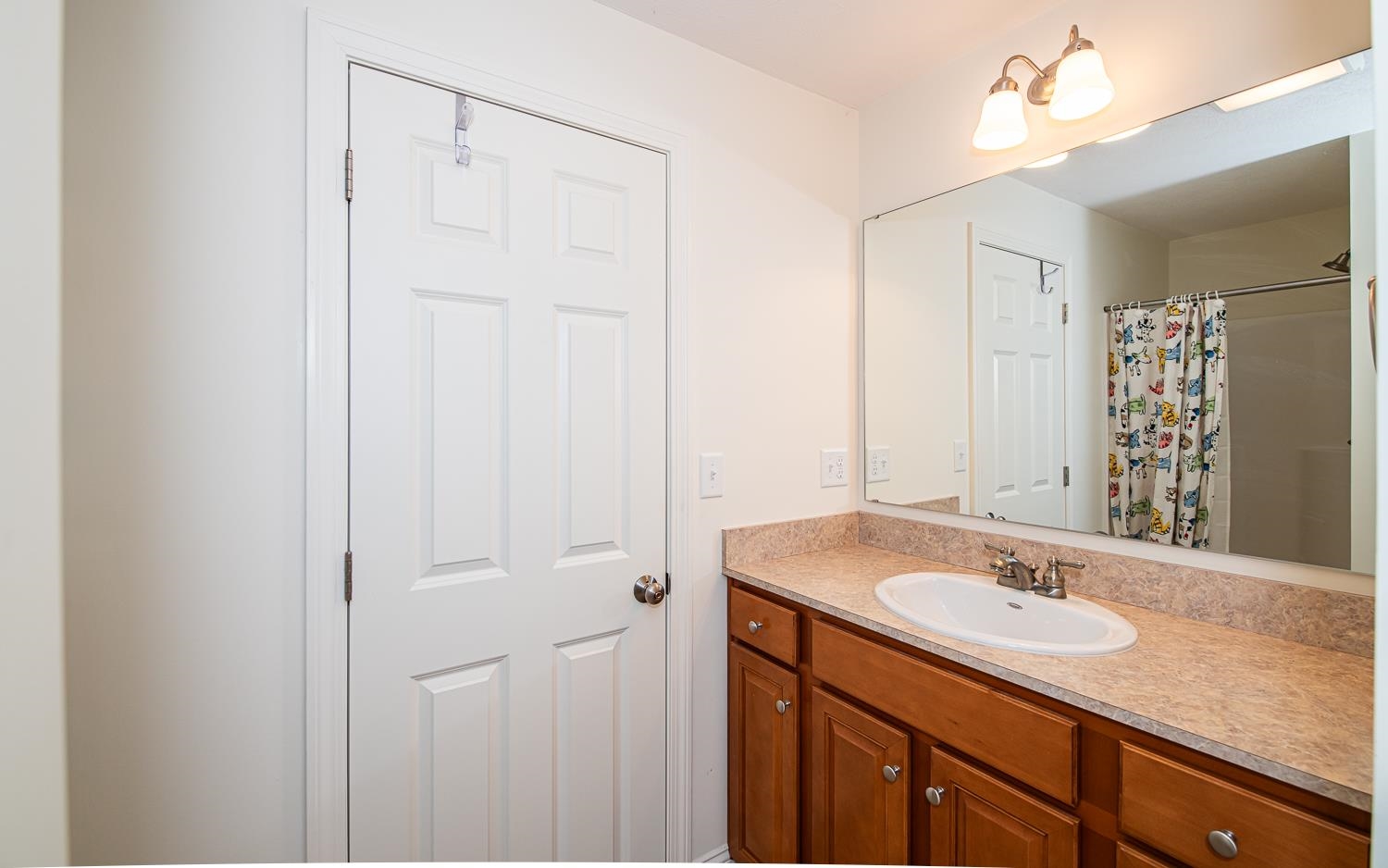 Newton, New Hampshire 03858, United States, 2 Bedrooms Bedrooms, ,3 BathroomsBathrooms,Residential,Pending,18160