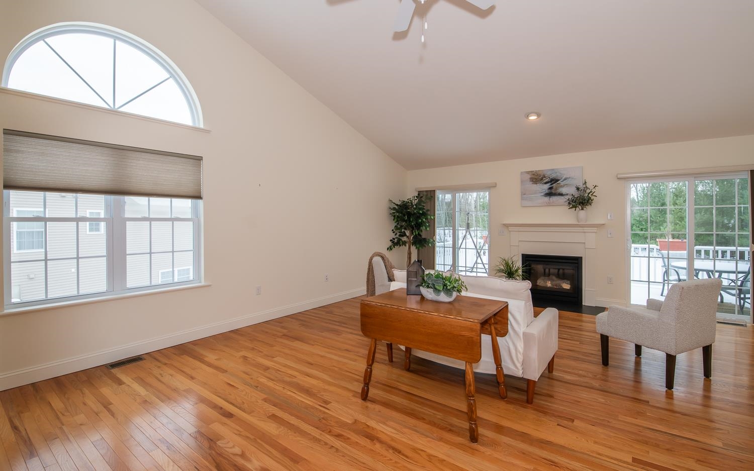 Newton, New Hampshire 03858, United States, 2 Bedrooms Bedrooms, ,3 BathroomsBathrooms,Residential,Pending,18160