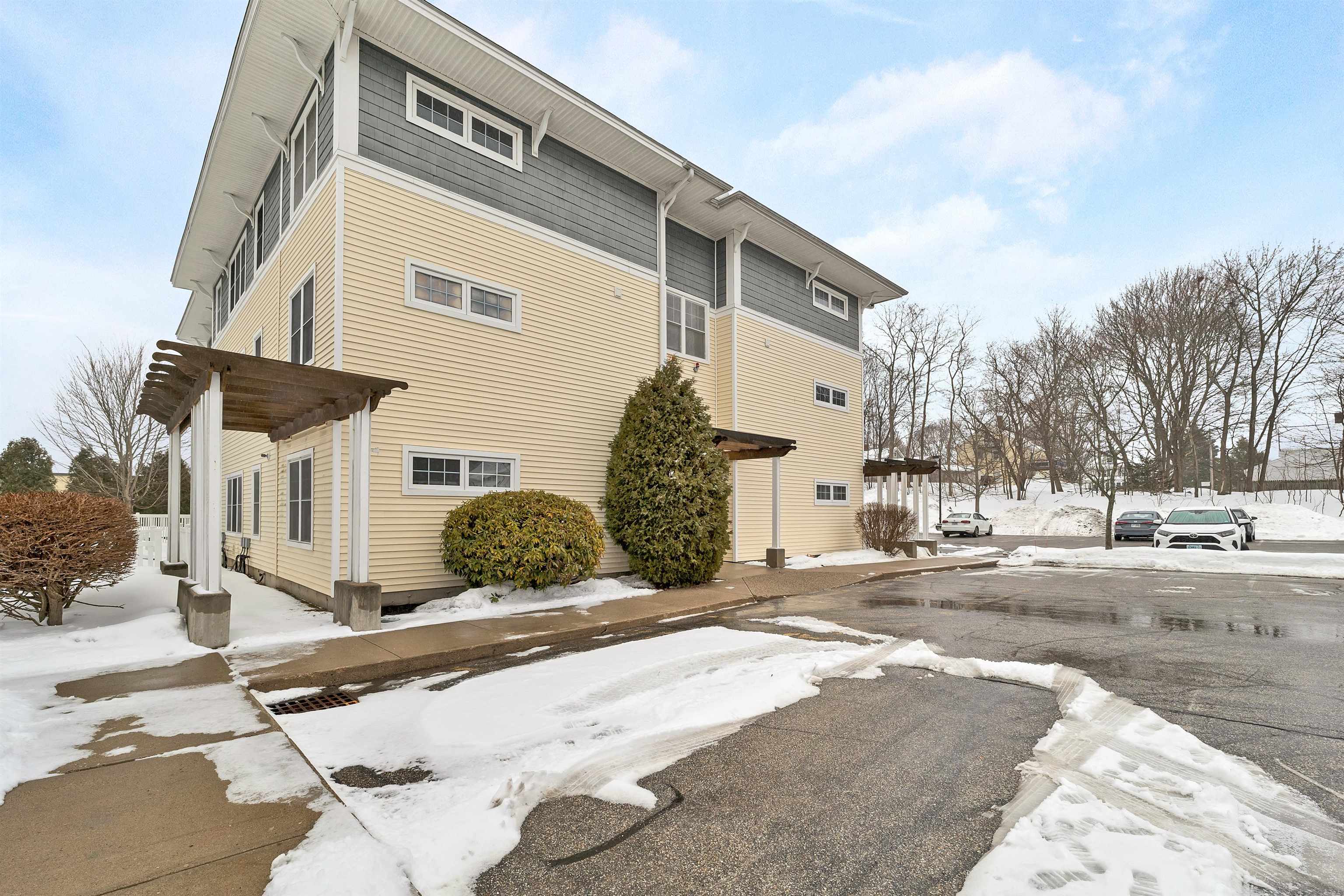 597R Lafayette Road 105