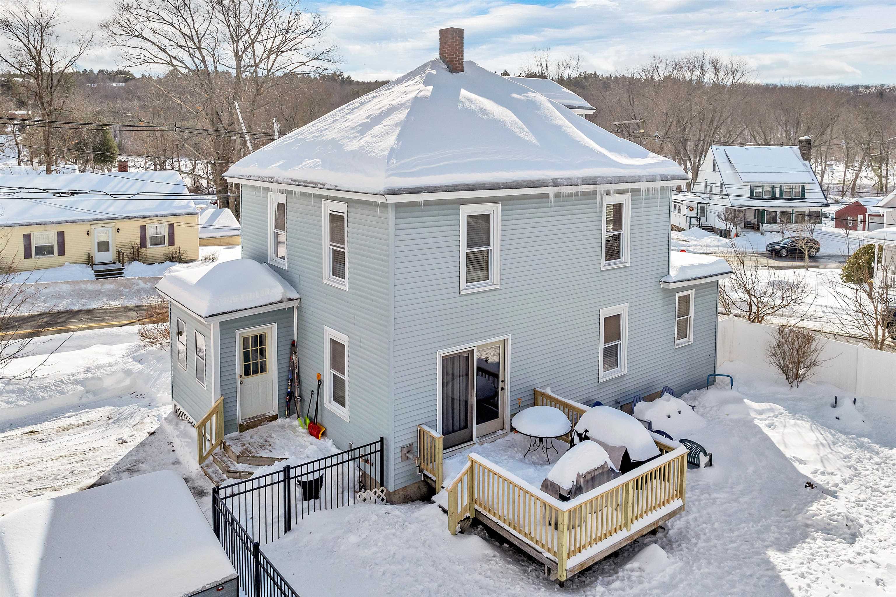 Laconia, New Hampshire 03246, United States, 3 Bedrooms Bedrooms, ,1 BathroomBathrooms,Residential,Pending,2481