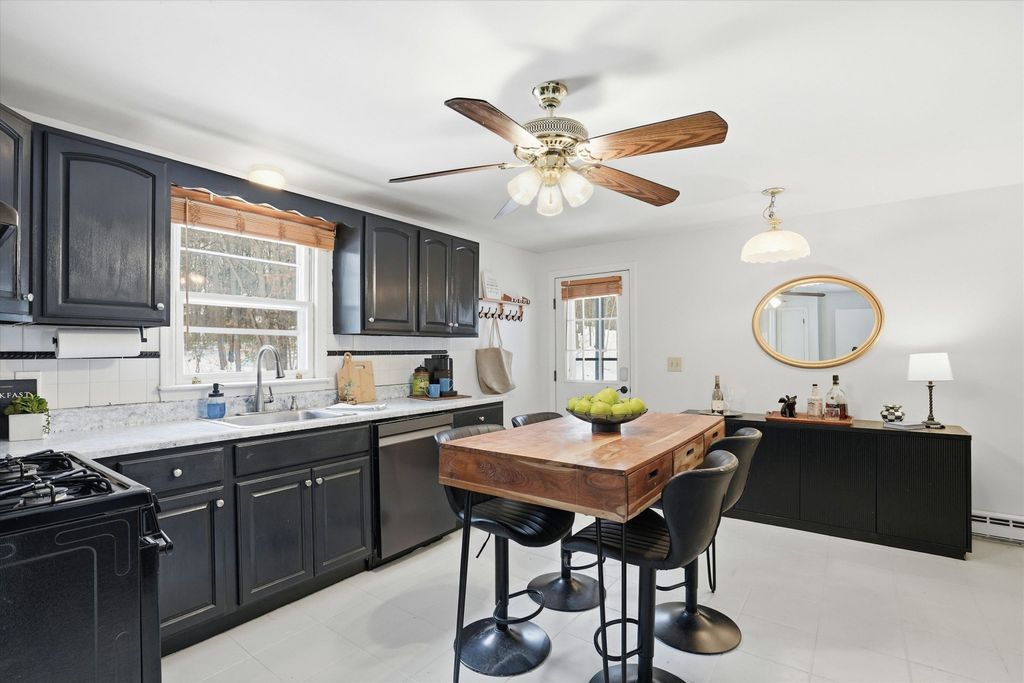 Photo of 128 Sandstone Circle, Londonderry, NH 03053 (MLS # 5077447)