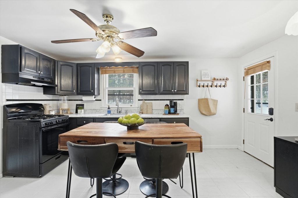 Photo of 128 Sandstone Circle, Londonderry, NH 03053 (MLS # 5077447)