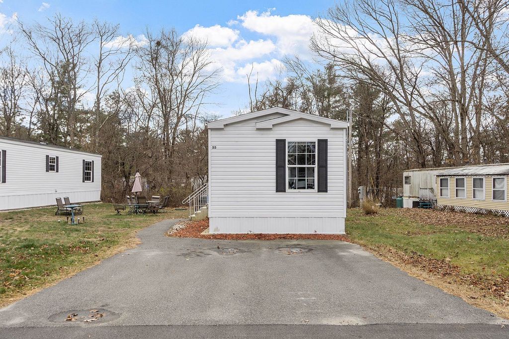 Photo of 55 Norwich Place, Londonderry, NH 03038 (MLS # 5070014)