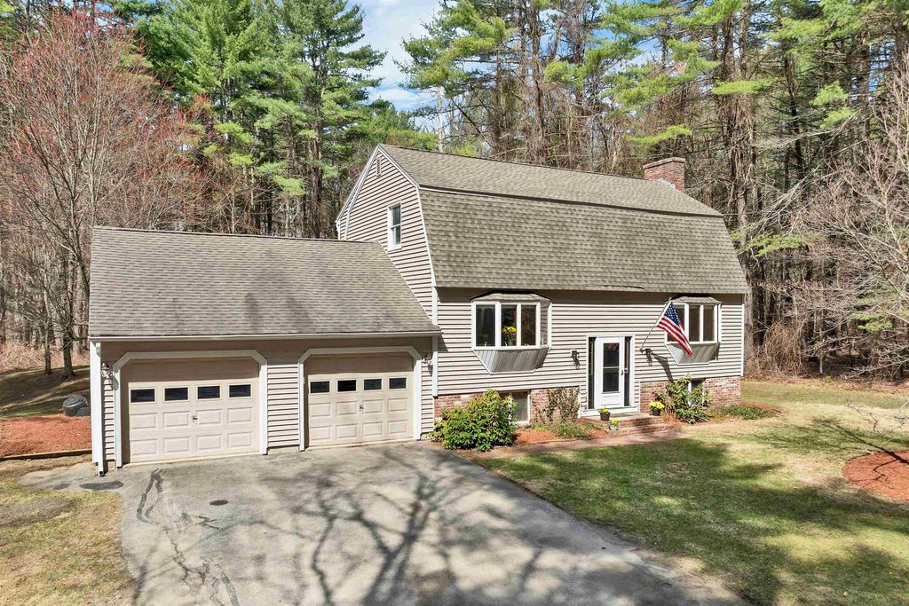 Photo of 4 Schoolhouse Road, Amherst, NH 03031 (MLS # 5084028)