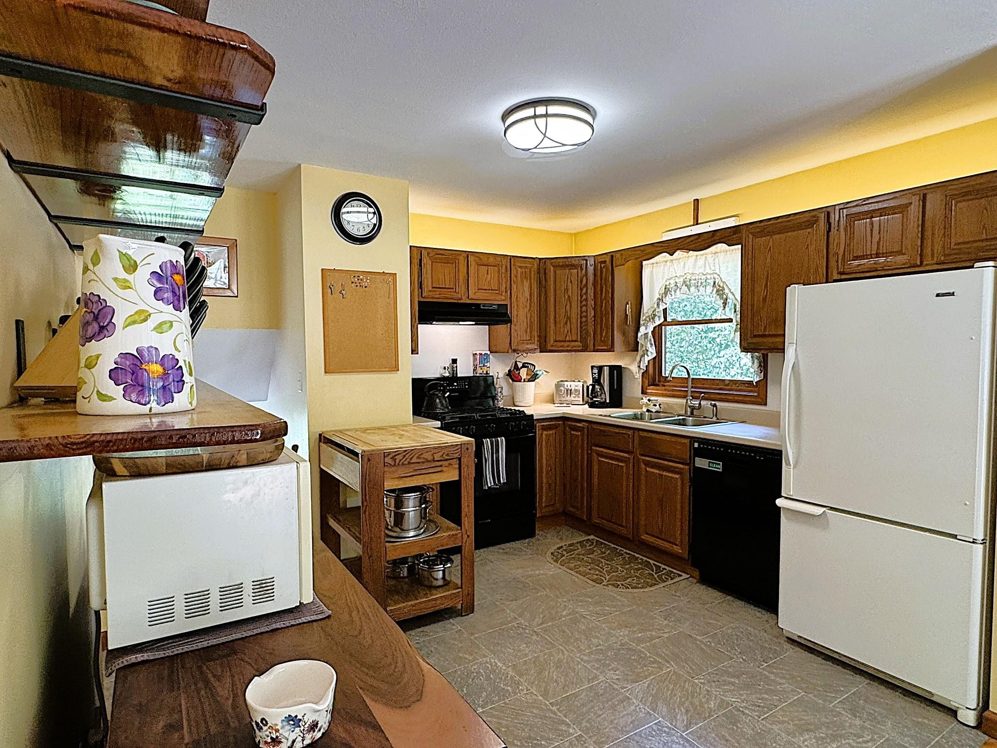 West Rutland, Vermont 05777, United States, 3 Bedrooms Bedrooms, ,1 BathroomBathrooms,Residential,Active,202377