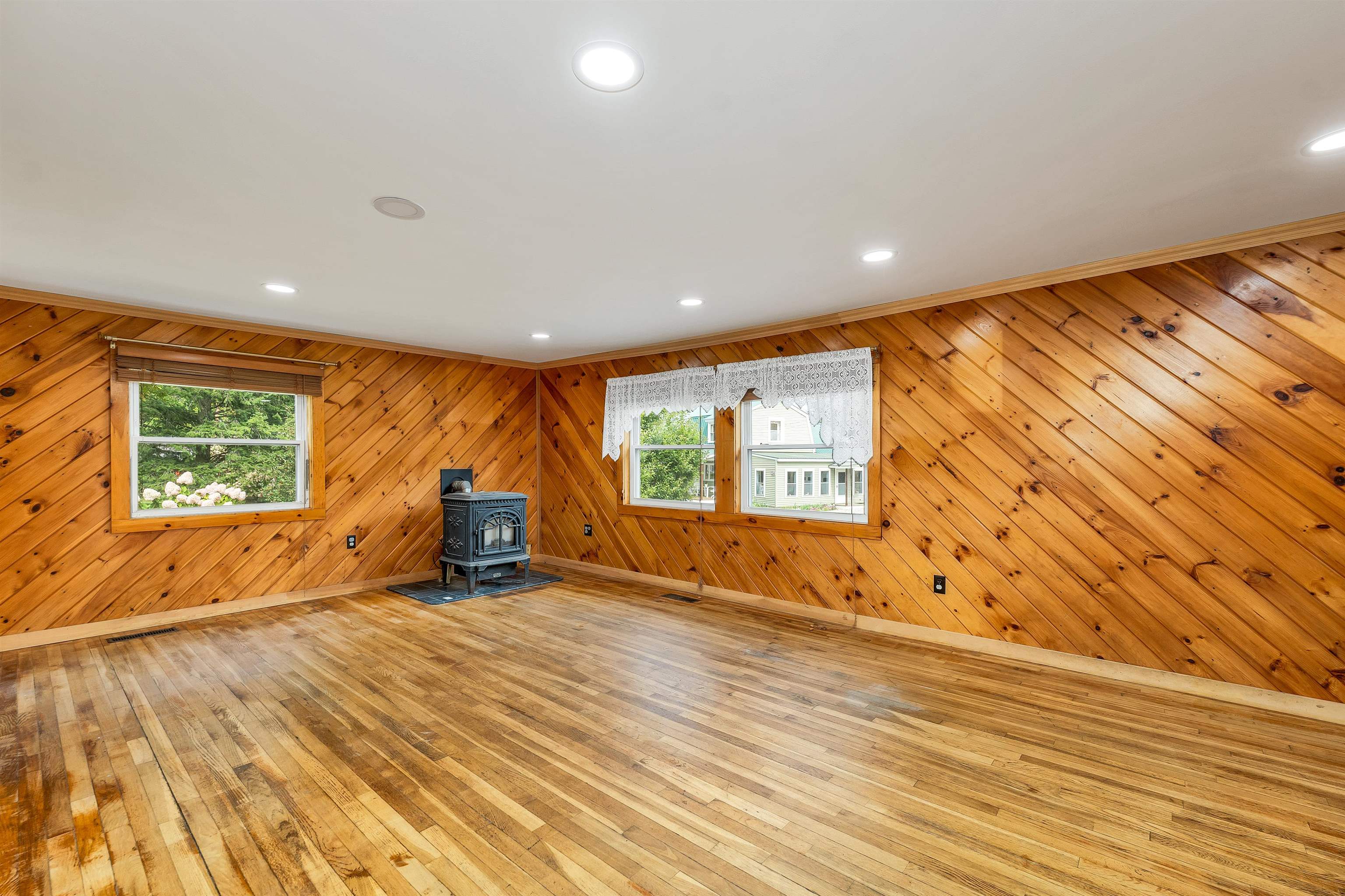 Claremont, New Hampshire 03743, United States, 4 Bedrooms Bedrooms, ,1 BathroomBathrooms,Residential,Pending,213554