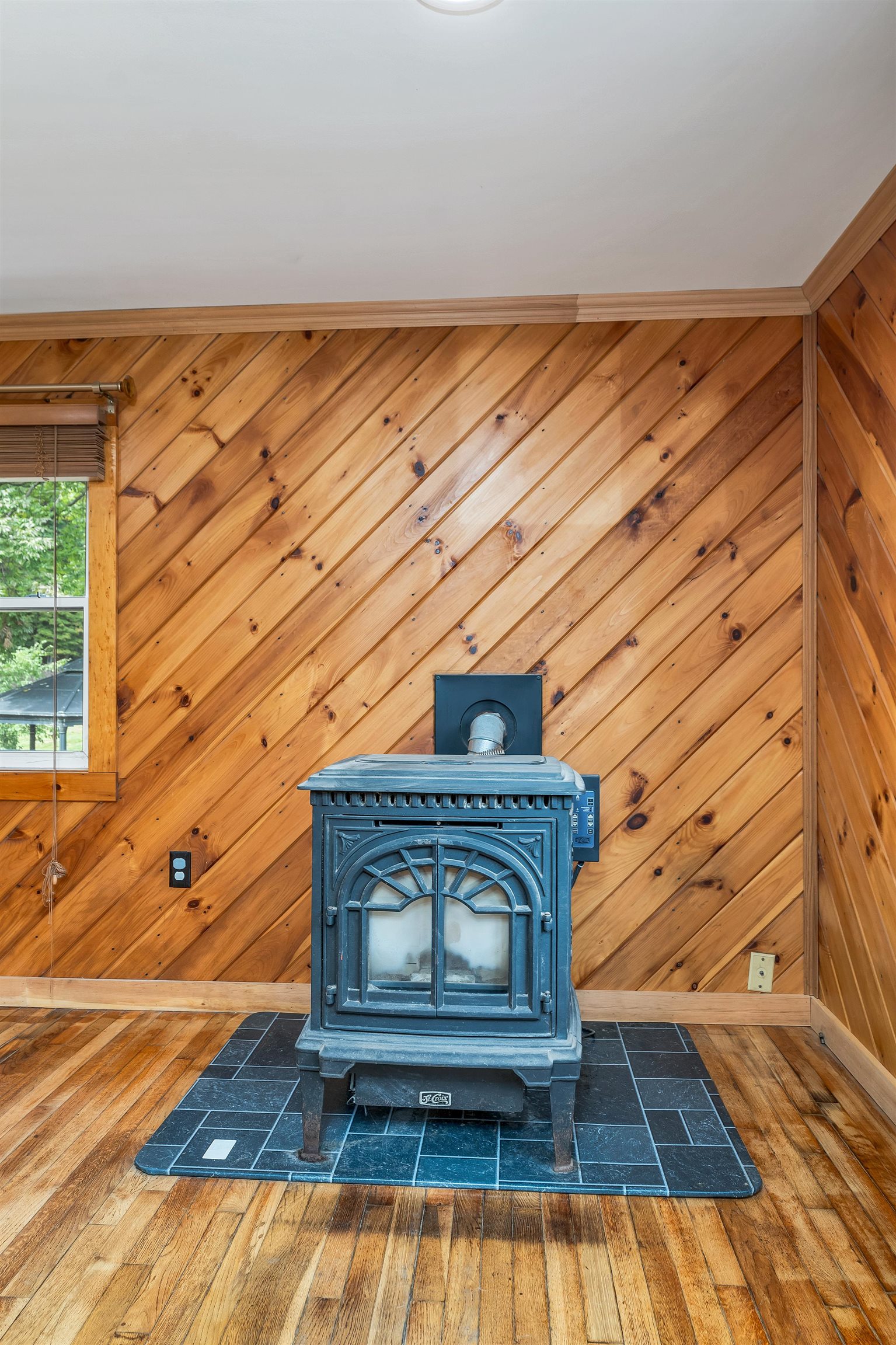 Claremont, New Hampshire 03743, United States, 4 Bedrooms Bedrooms, ,1 BathroomBathrooms,Residential,Pending,213554