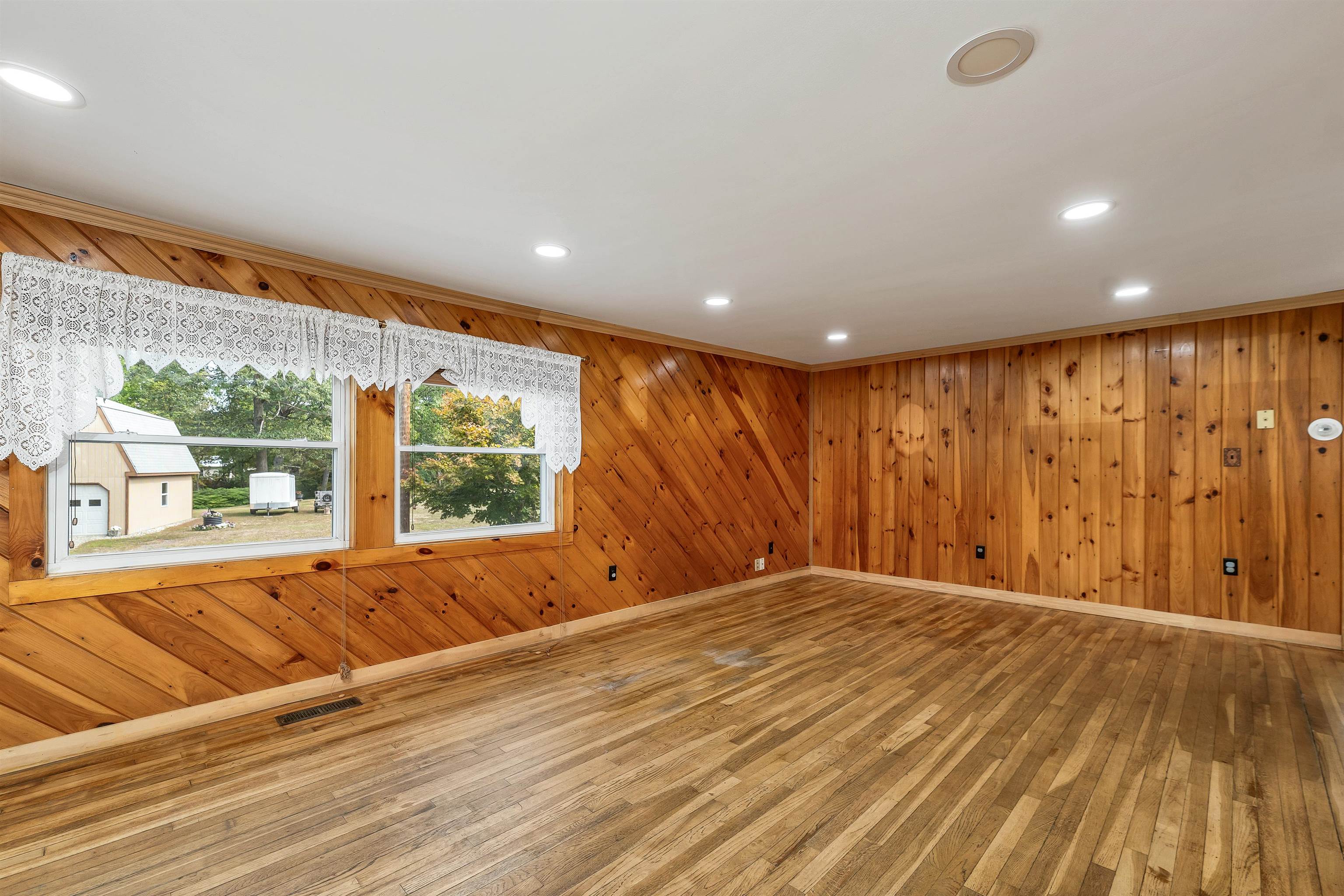 Claremont, New Hampshire 03743, United States, 4 Bedrooms Bedrooms, ,1 BathroomBathrooms,Residential,Pending,213554