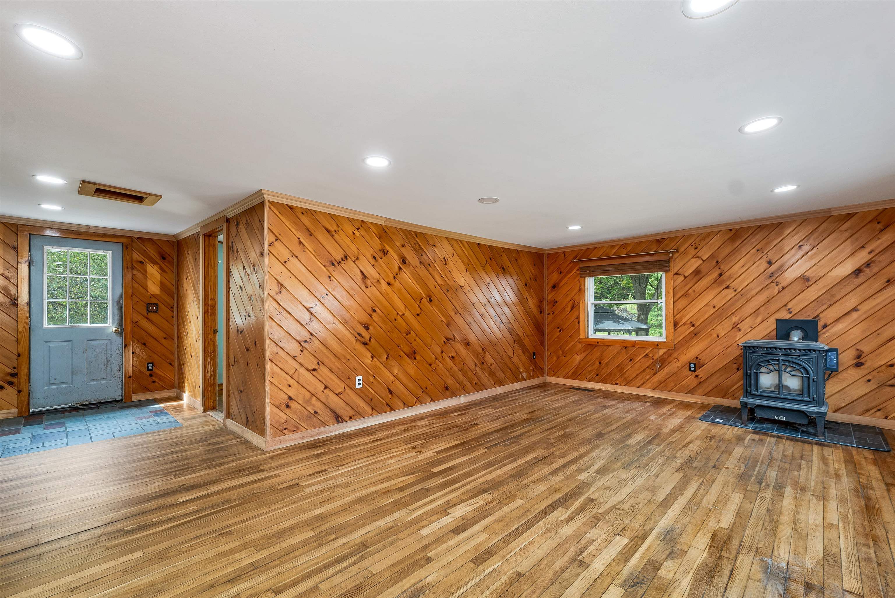 Claremont, New Hampshire 03743, United States, 4 Bedrooms Bedrooms, ,1 BathroomBathrooms,Residential,Pending,213554