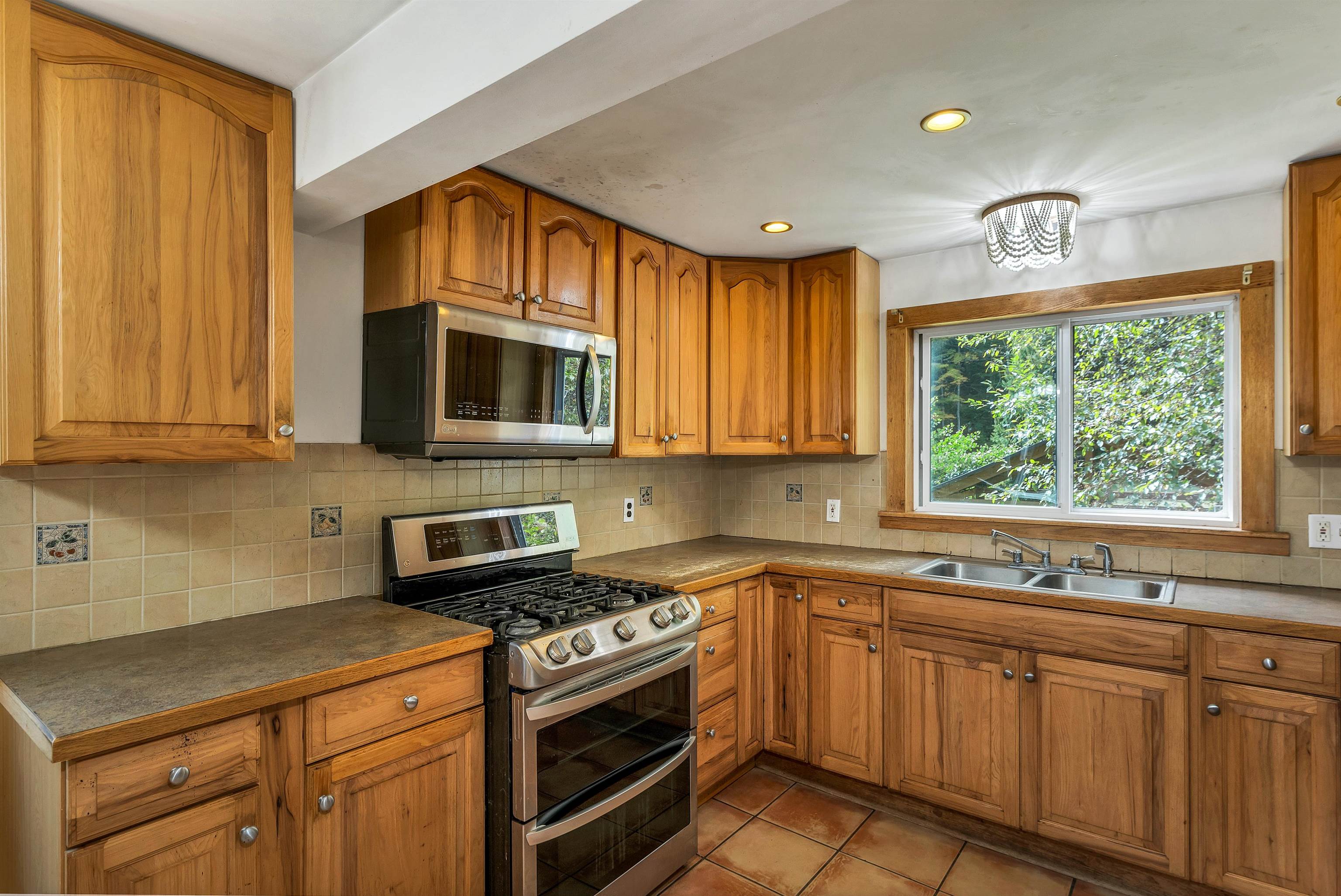 Claremont, New Hampshire 03743, United States, 4 Bedrooms Bedrooms, ,1 BathroomBathrooms,Residential,Pending,213554