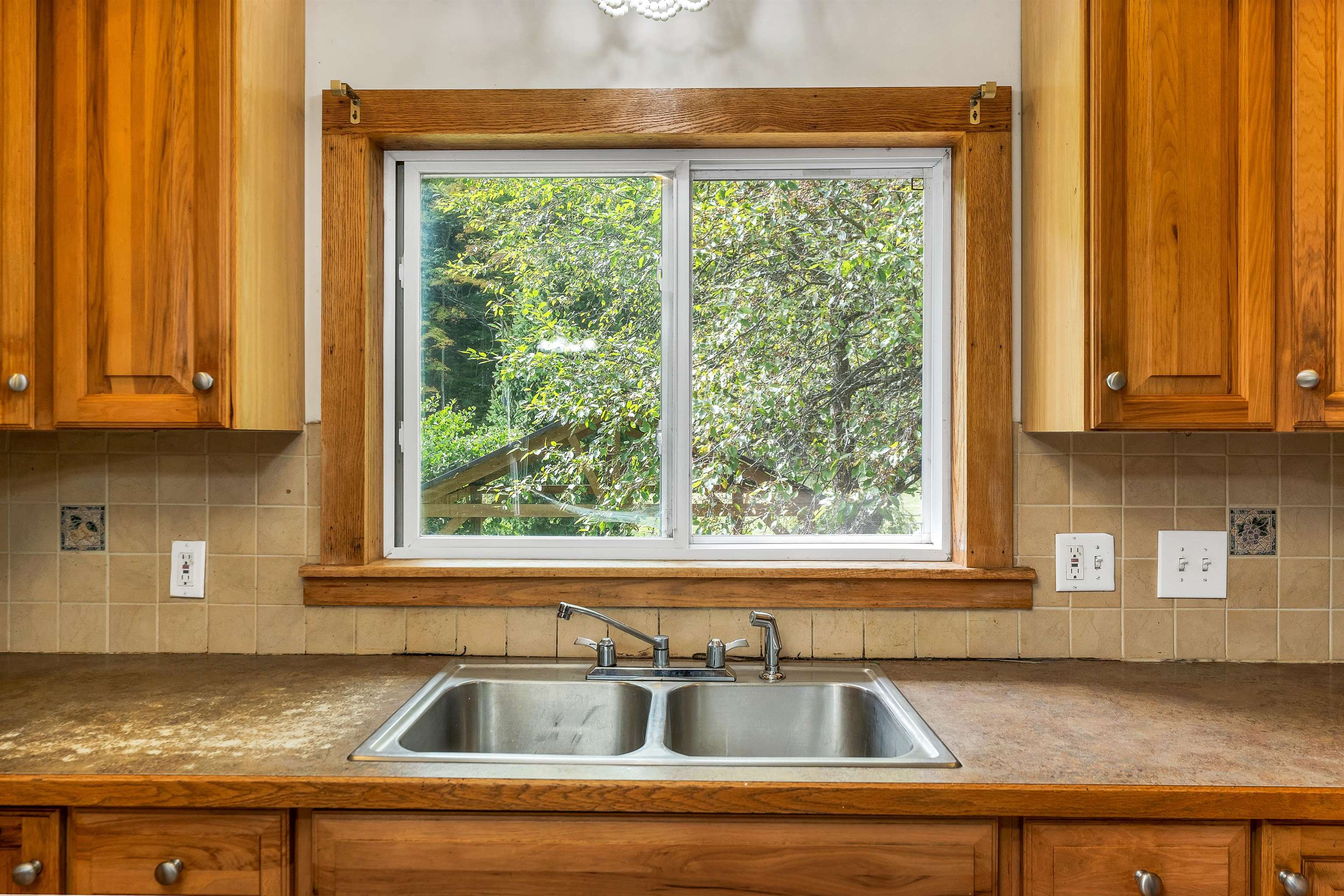 Claremont, New Hampshire 03743, United States, 4 Bedrooms Bedrooms, ,1 BathroomBathrooms,Residential,Pending,213554