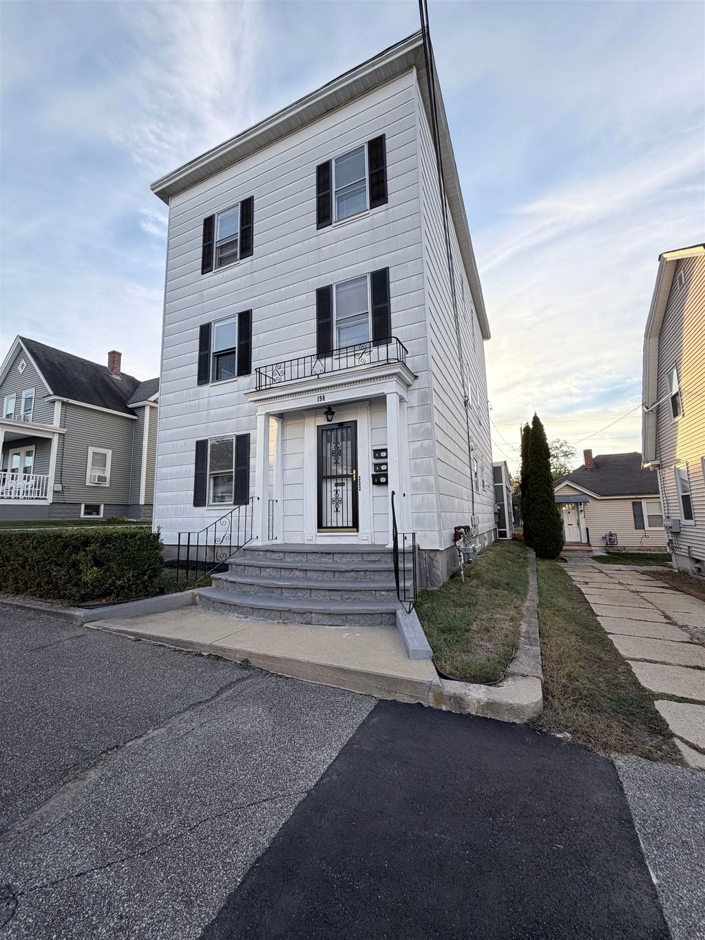 Photo of 198 Alsace Street #1, Manchester, NH 03102 (MLS # 5066448)