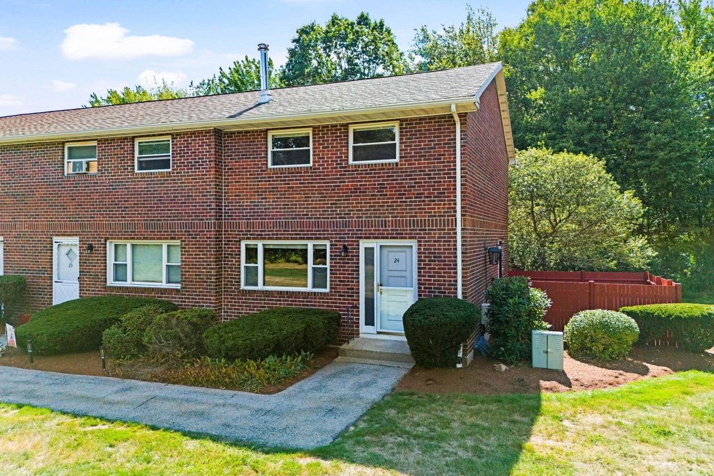 Photo of 24 Oakridge Drive, Londonderry, NH 03053 (MLS # 5067751)