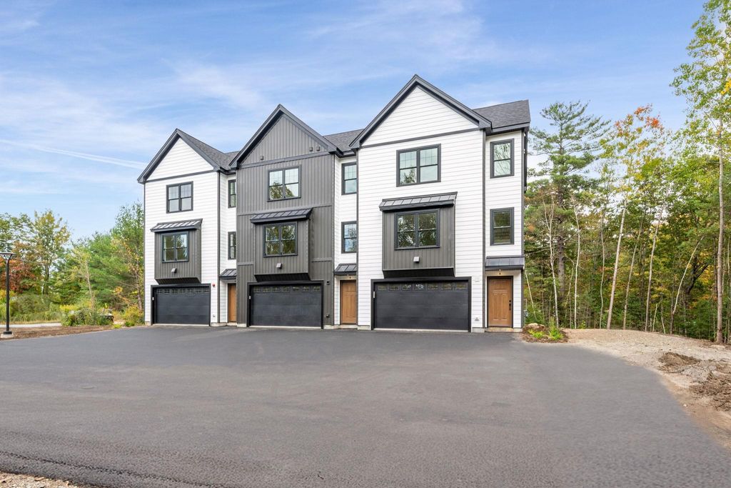 Photo of 14 Mohawk Drive, Londonderry, NH 03053 (MLS # 5070938)