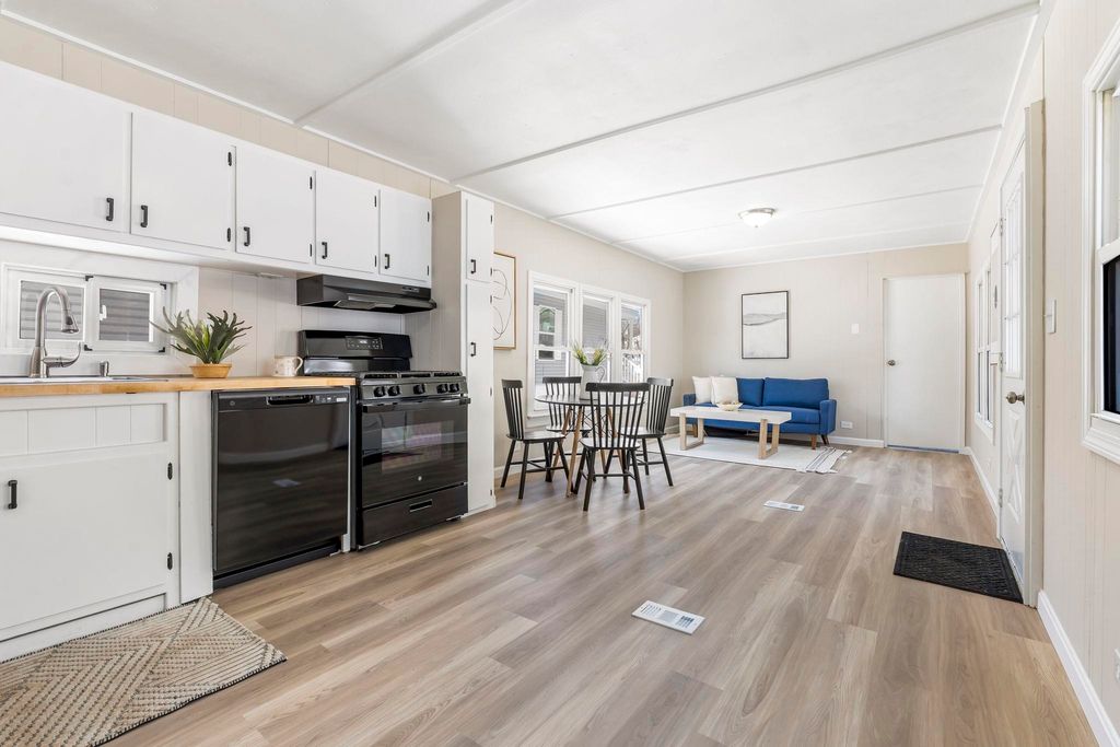 Photo of 14 Stage Coach Circle, Londonderry, NH 03053 (MLS # 5071747)