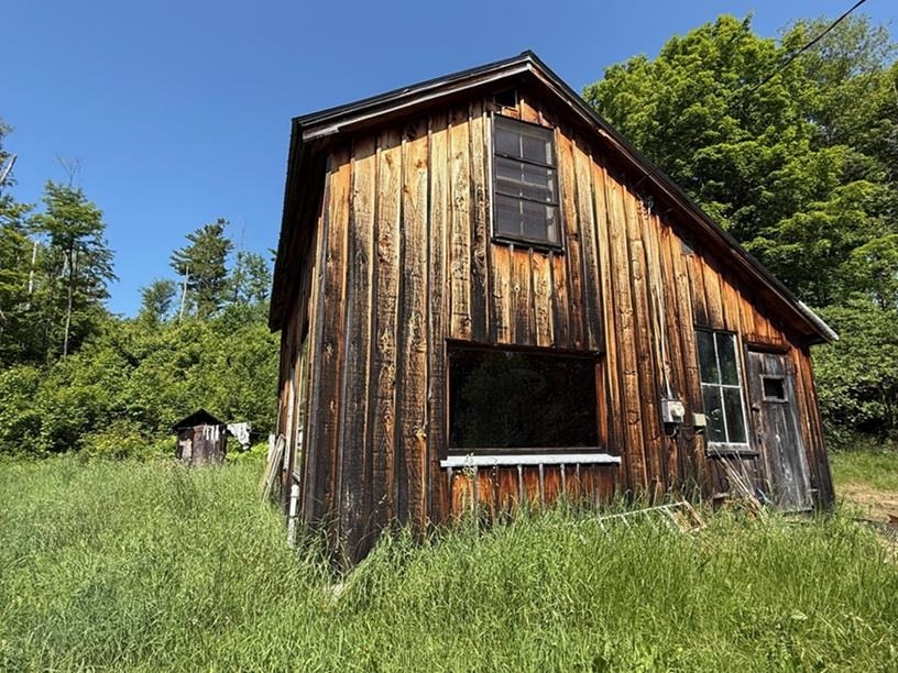 127 Holt Road
