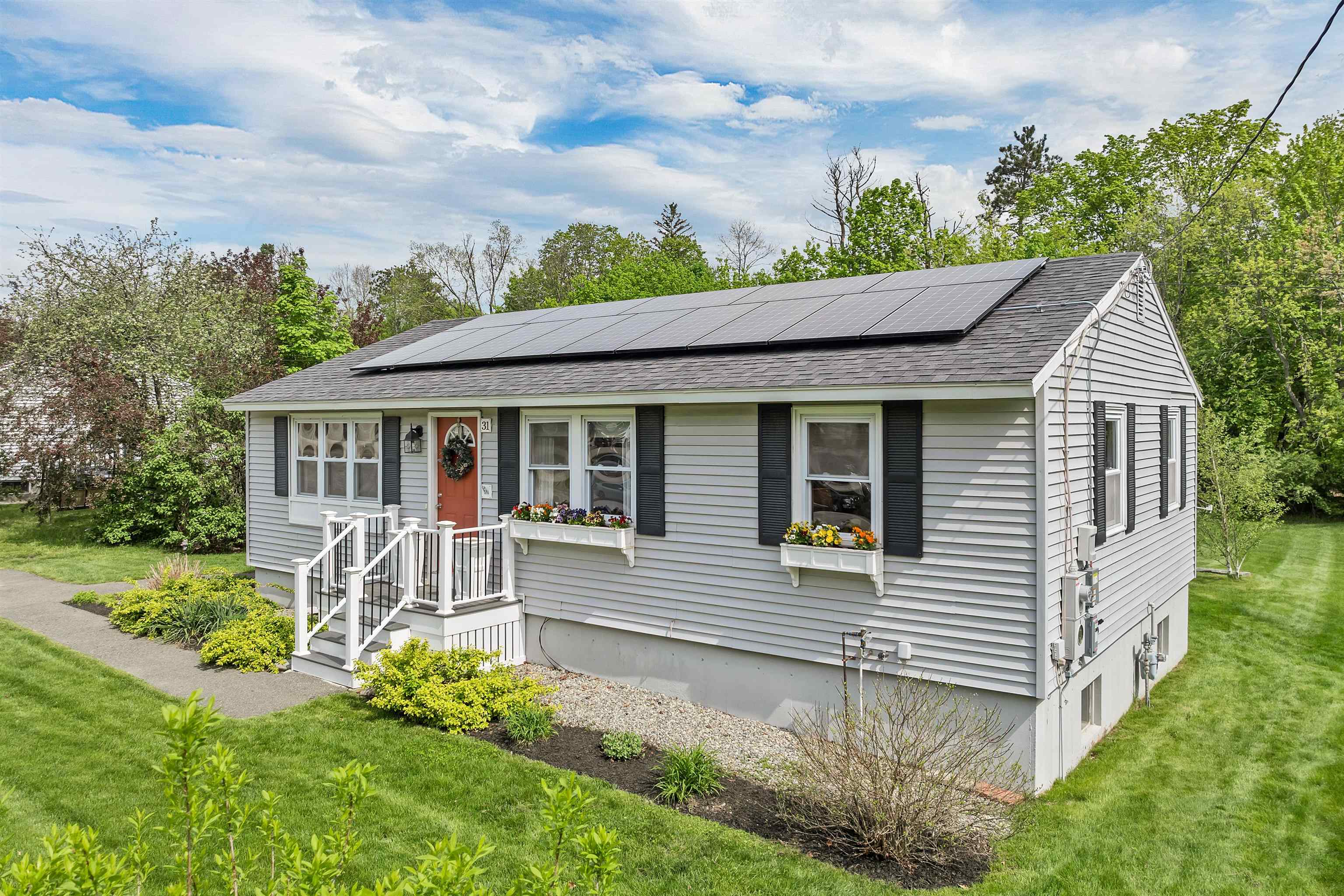 Milford, New Hampshire 03055, United States, 3 Bedrooms Bedrooms, ,1 BathroomBathrooms,Residential,Pending,130627