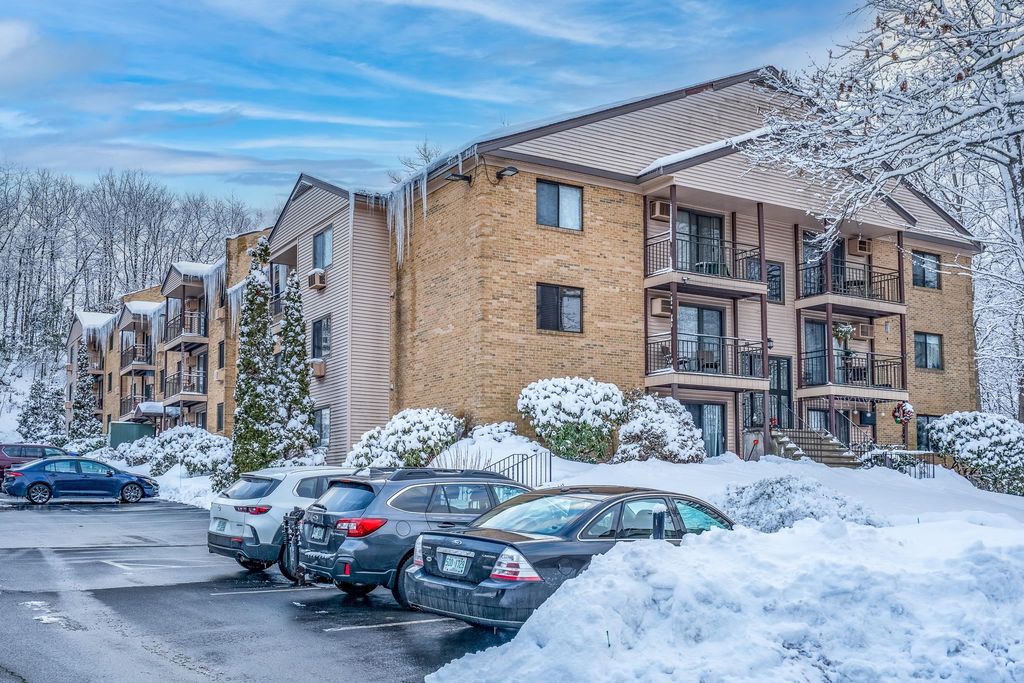 Photo of 19 Country Club Drive #39, Manchester, NH 03102 (MLS # 5077430)