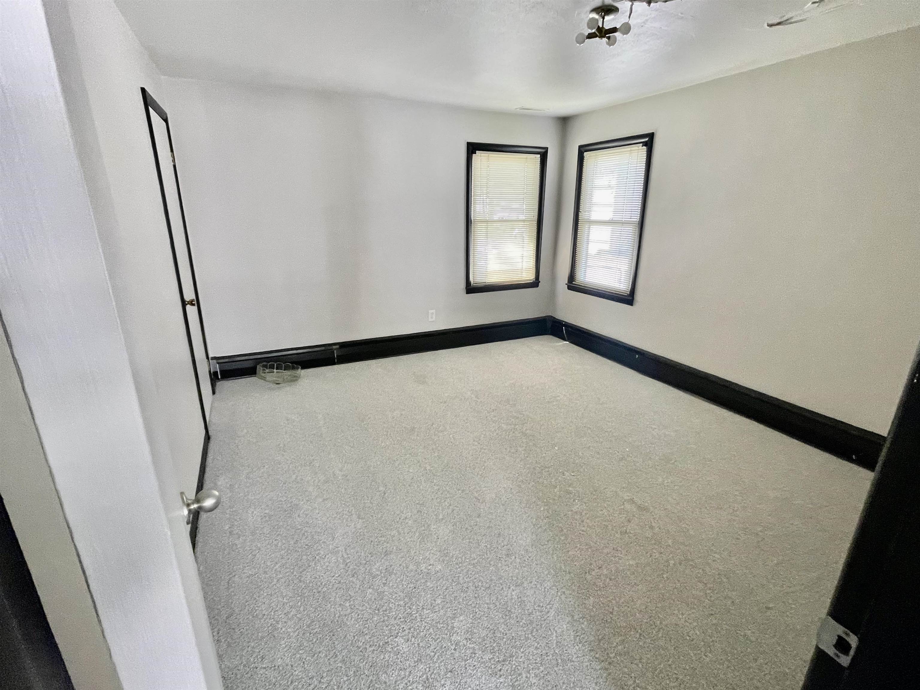 Manchester, New Hampshire 03103, United States, 3 Bedrooms Bedrooms, ,2 BathroomsBathrooms,Residential,Pending,117972