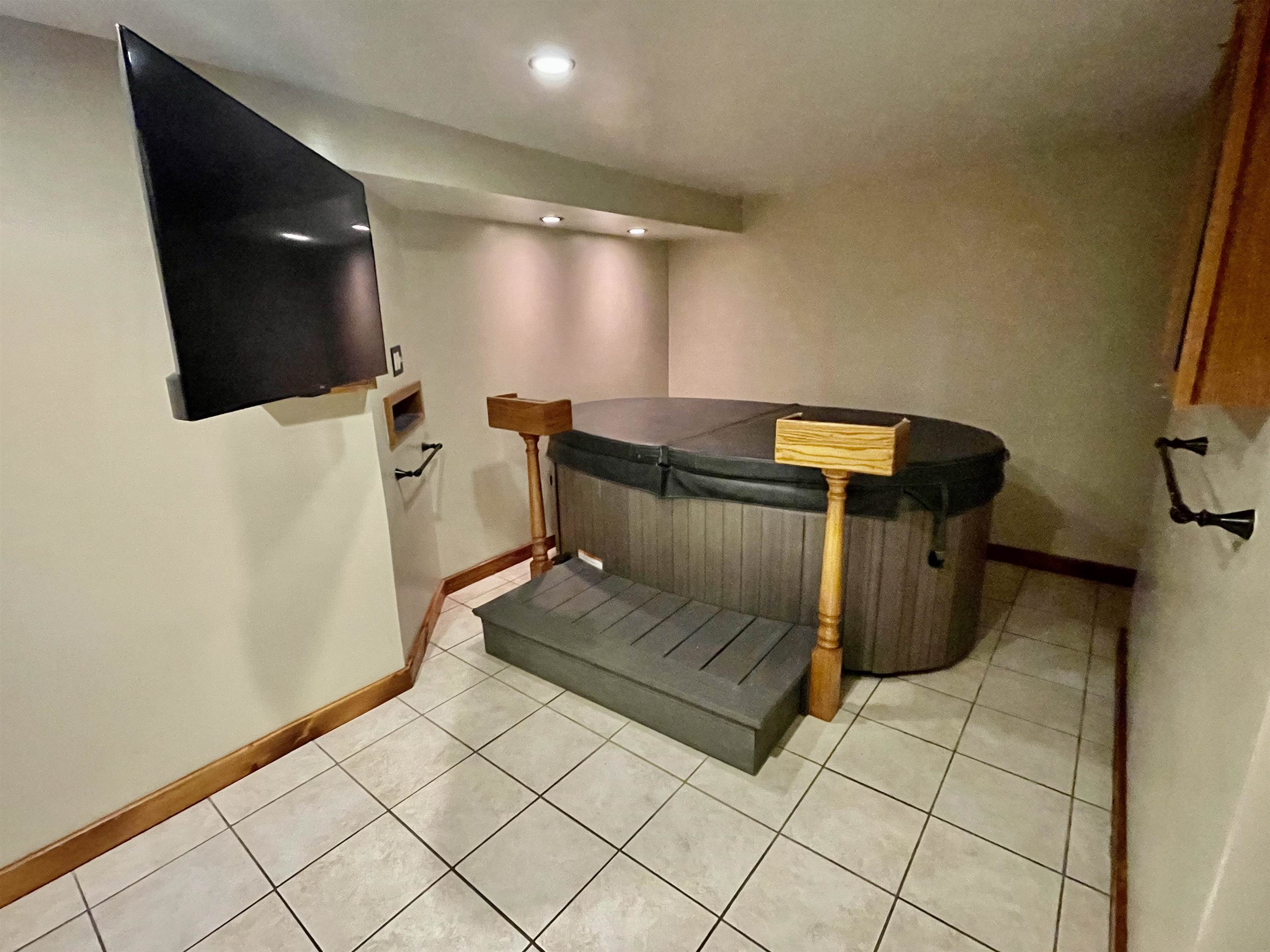 Manchester, New Hampshire 03103, United States, 3 Bedrooms Bedrooms, ,2 BathroomsBathrooms,Residential,Pending,117972