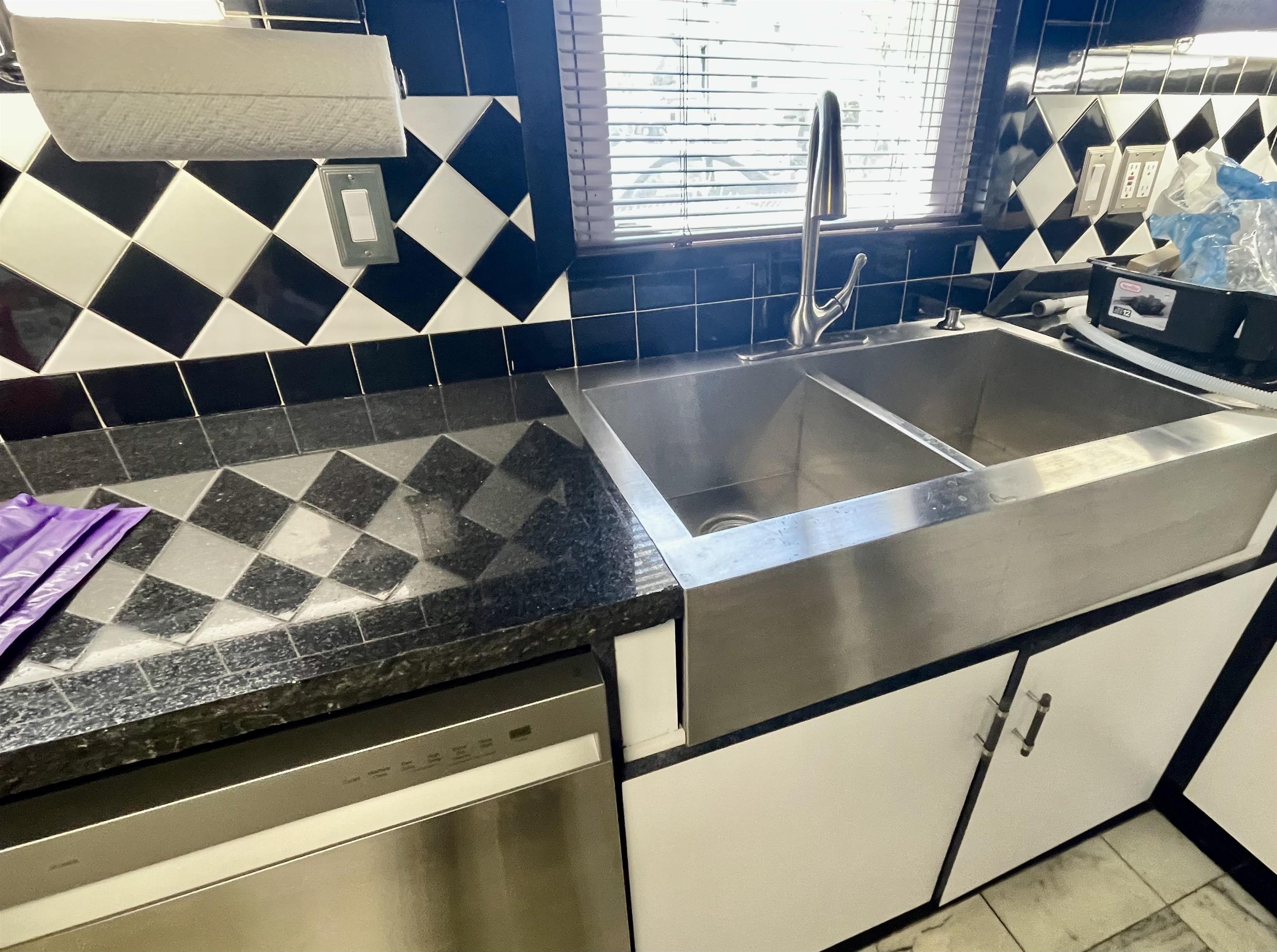 Manchester, New Hampshire 03103, United States, 3 Bedrooms Bedrooms, ,2 BathroomsBathrooms,Residential,Pending,117972